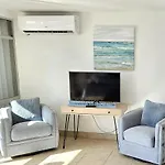 Kasa Seaview At Coral Beach Beachfront Pool