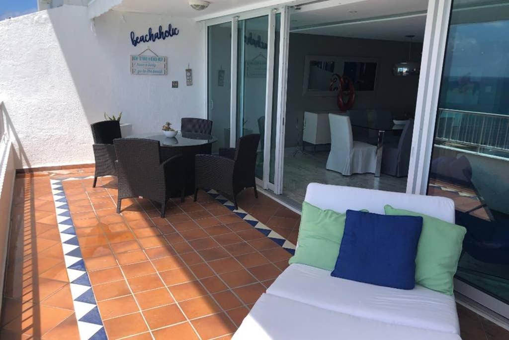 Spectacular Beach Front Ph, 2 Level-3bd-2.5 Bath San Juan