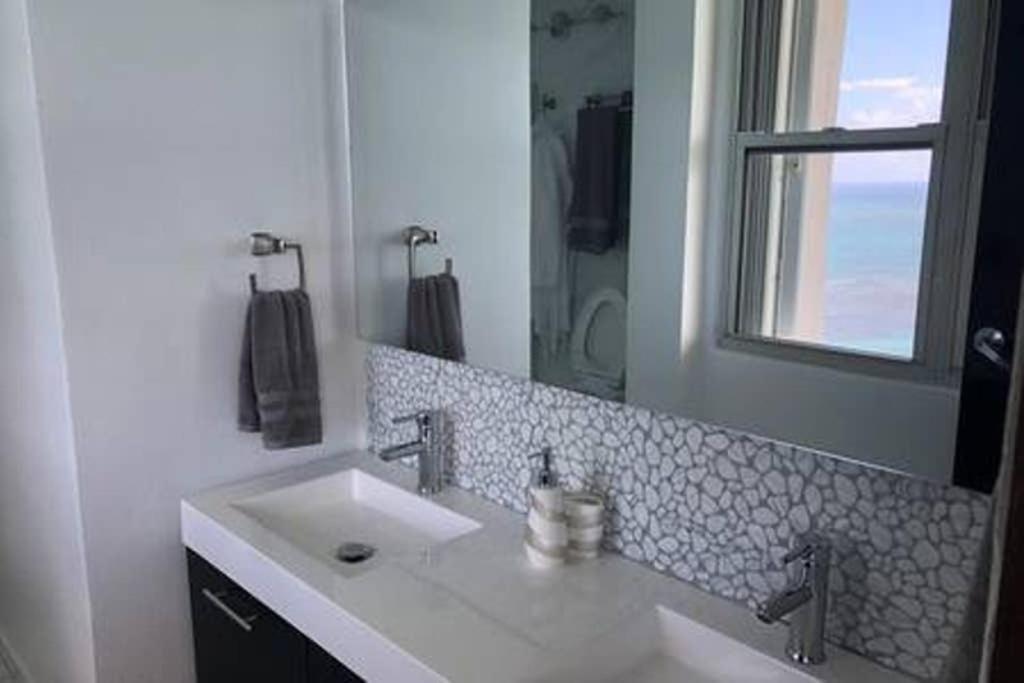 Spectacular Beach Front Ph, 2 Level-3bd-2.5 Bath *