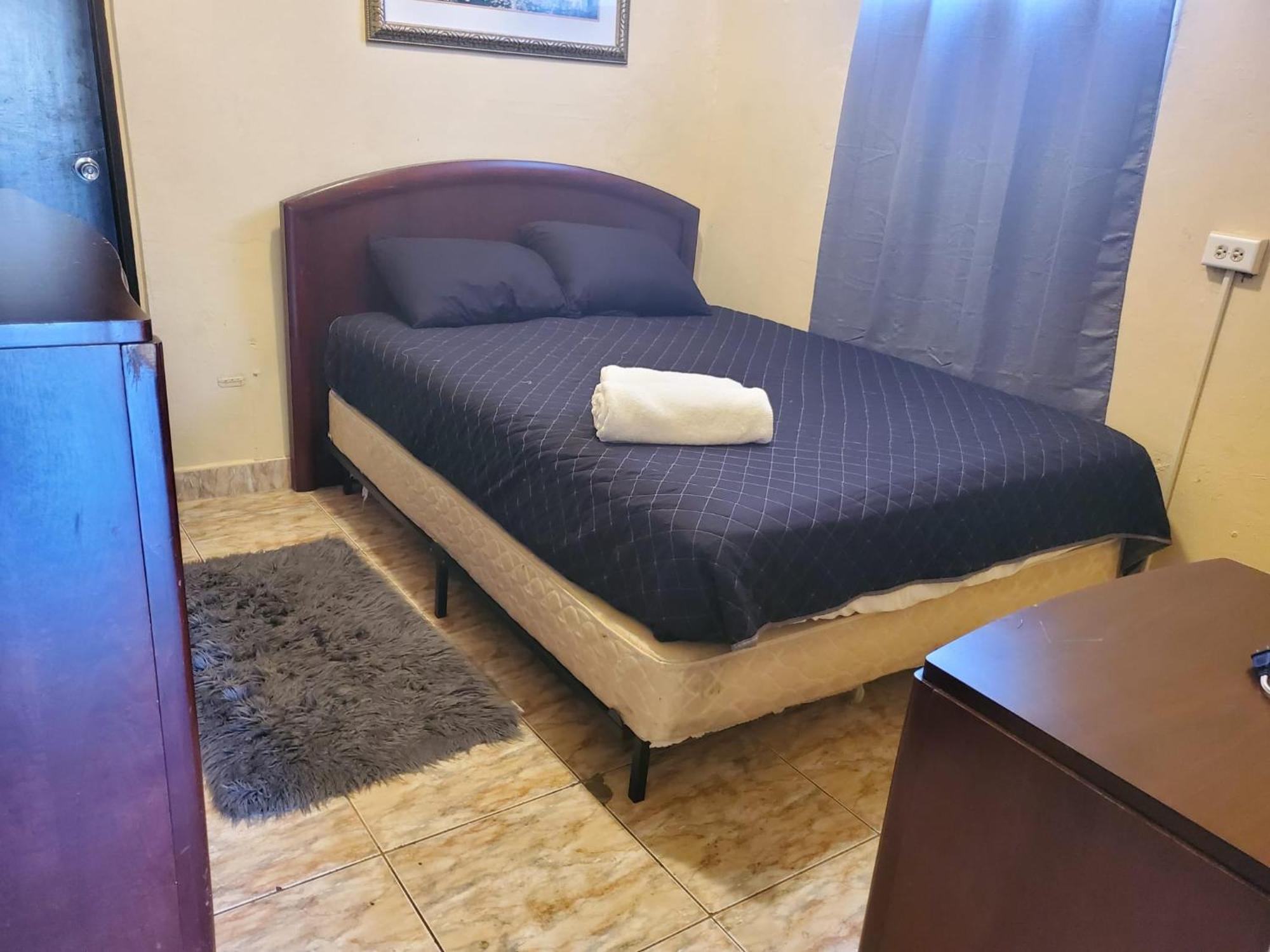 Del Valle Casa Near Trendy Calle Loiza- One Bedroom With Queen Apartamento San Juan