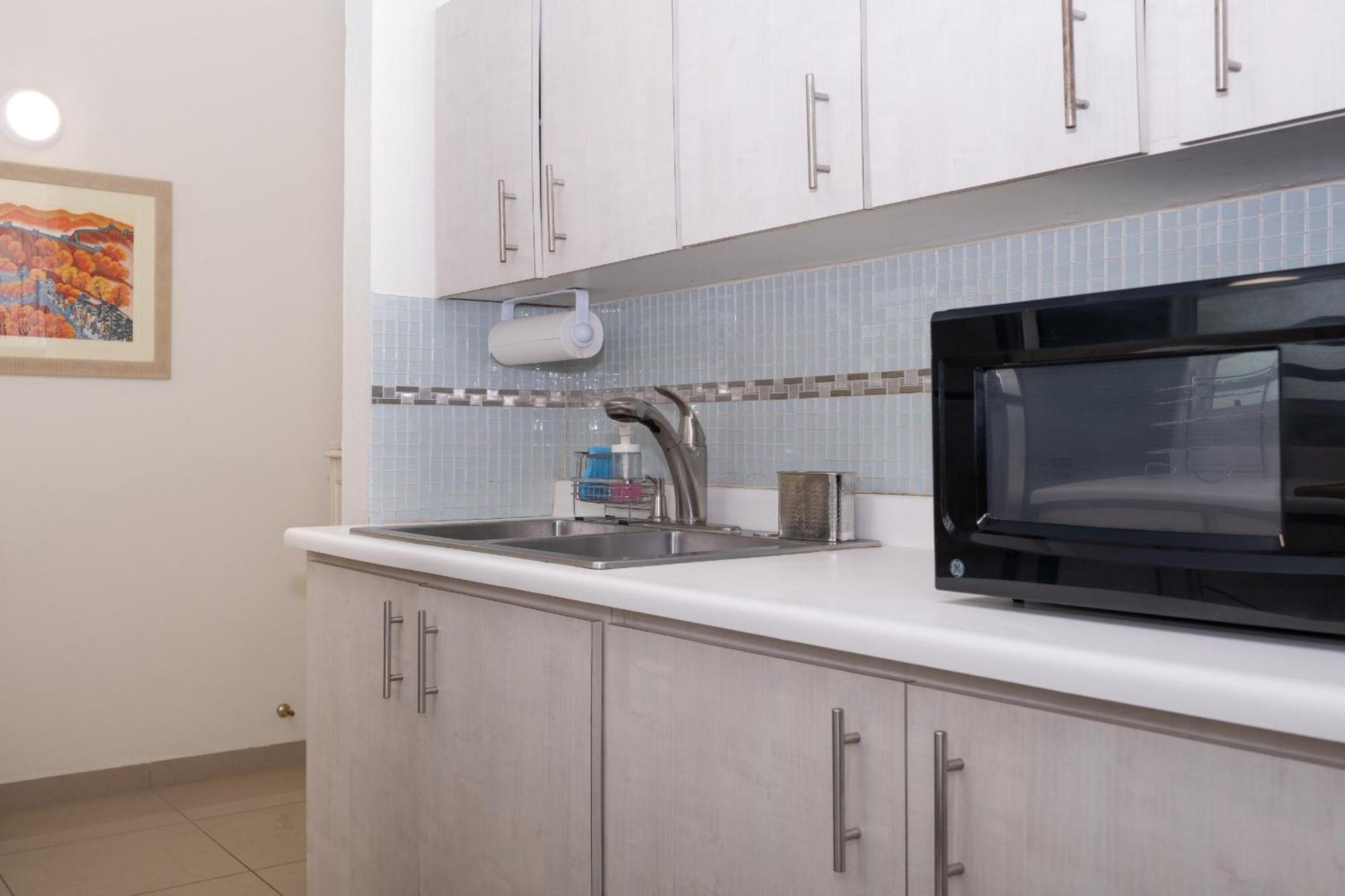 Prime Location At Condado 1br 1 Ba - 7 *