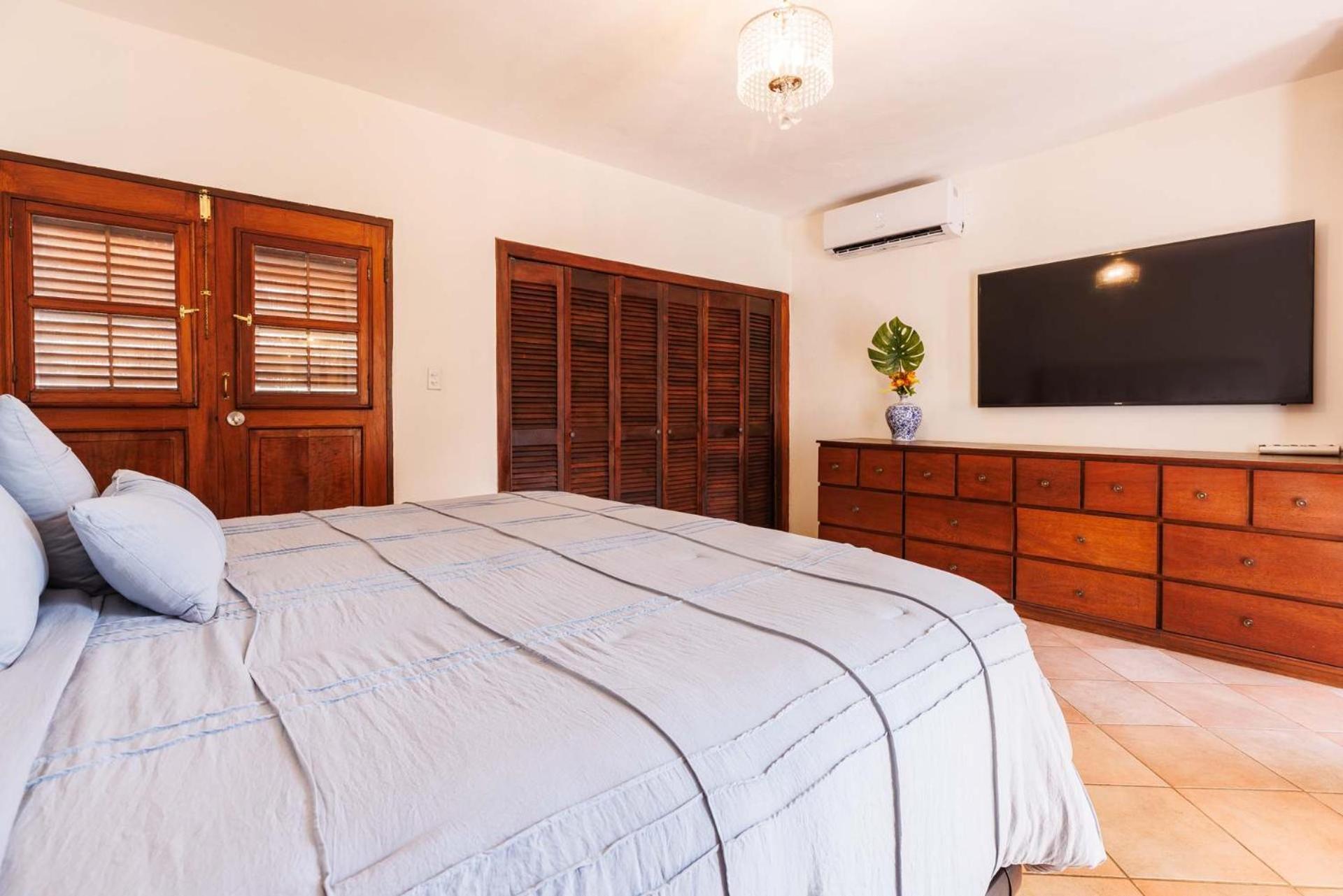 Old Kings Castle Penthouse Retreat - Family Friendly Apartment San Juan