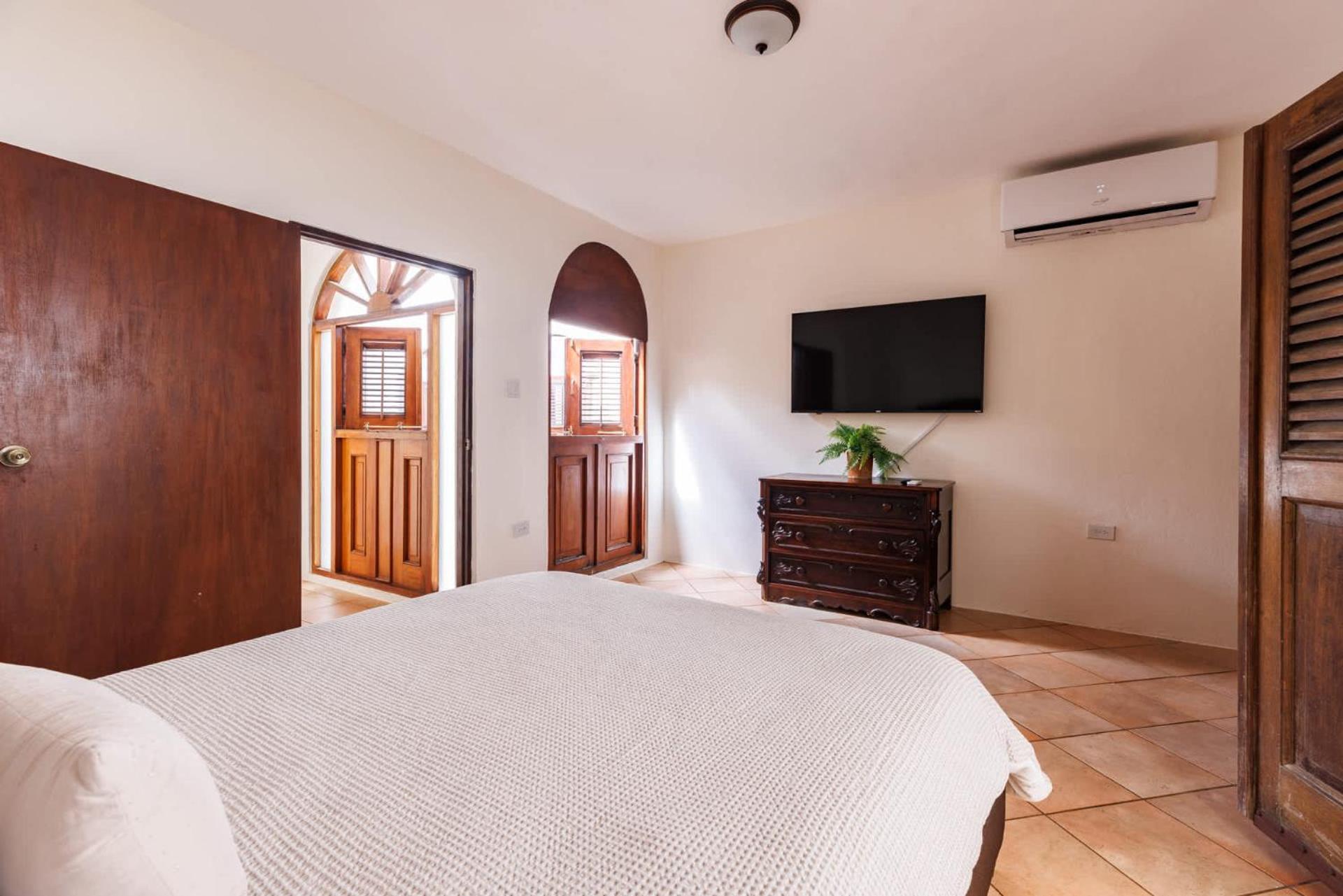 Old Kings Castle Penthouse Retreat - Family Friendly *