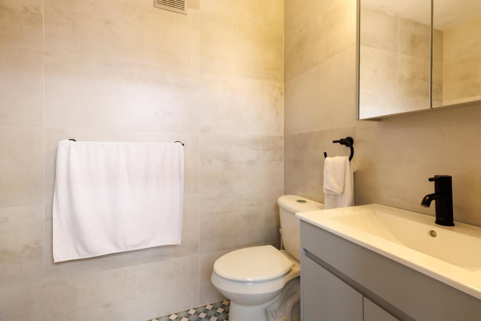 Old Kings Castle Penthouse Retreat - Family Friendly Apartment