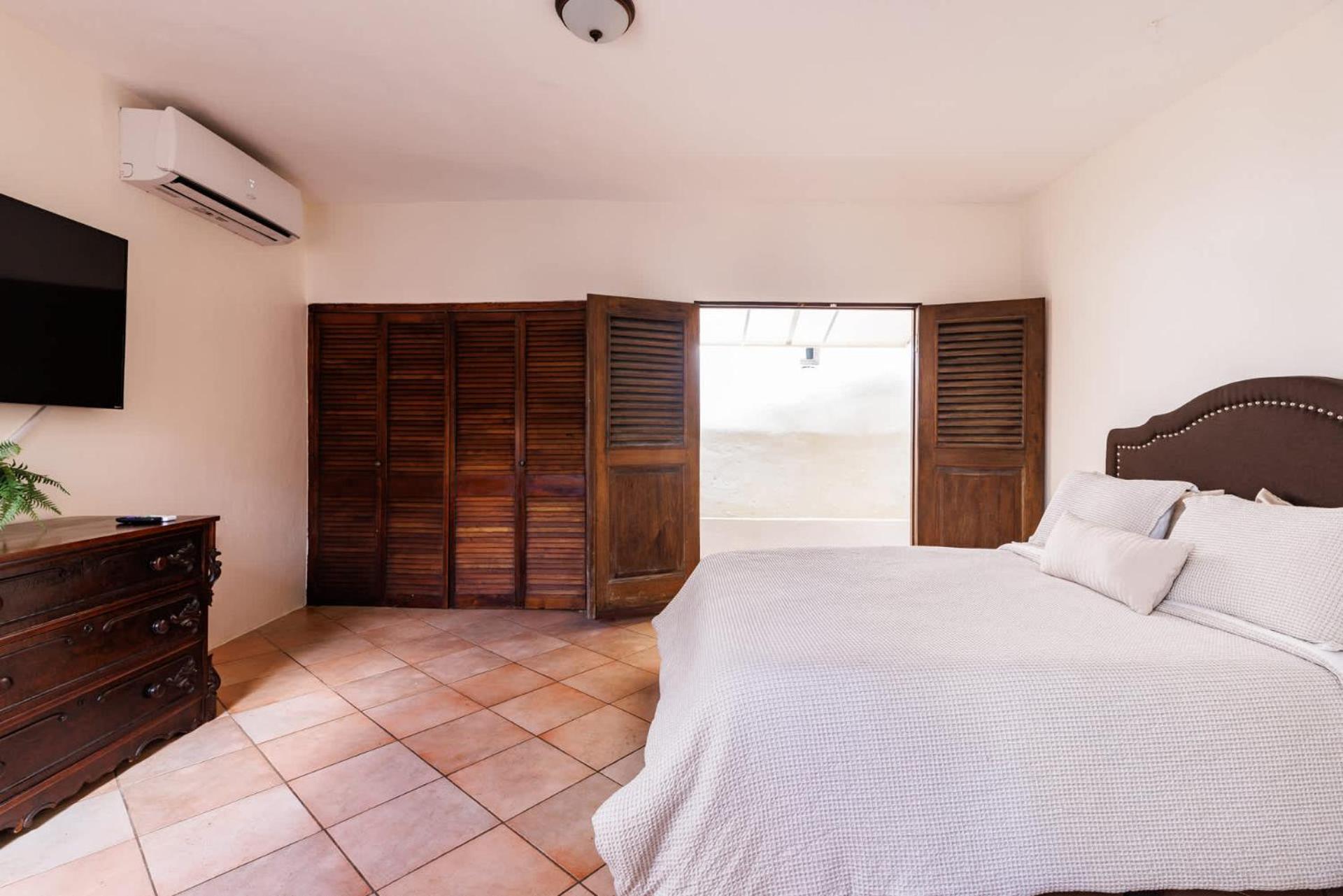 Old Kings Castle Penthouse Retreat - Family Friendly