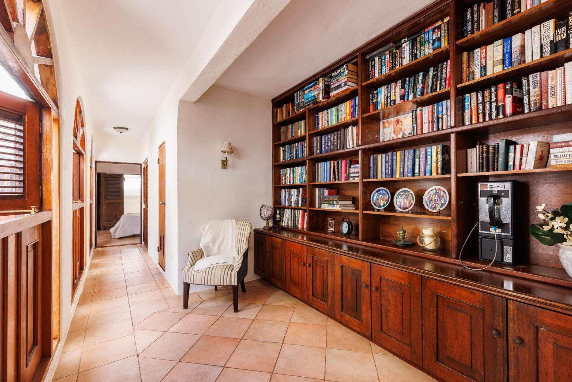 Old Kings Castle Penthouse Retreat - Family Friendly Apartment