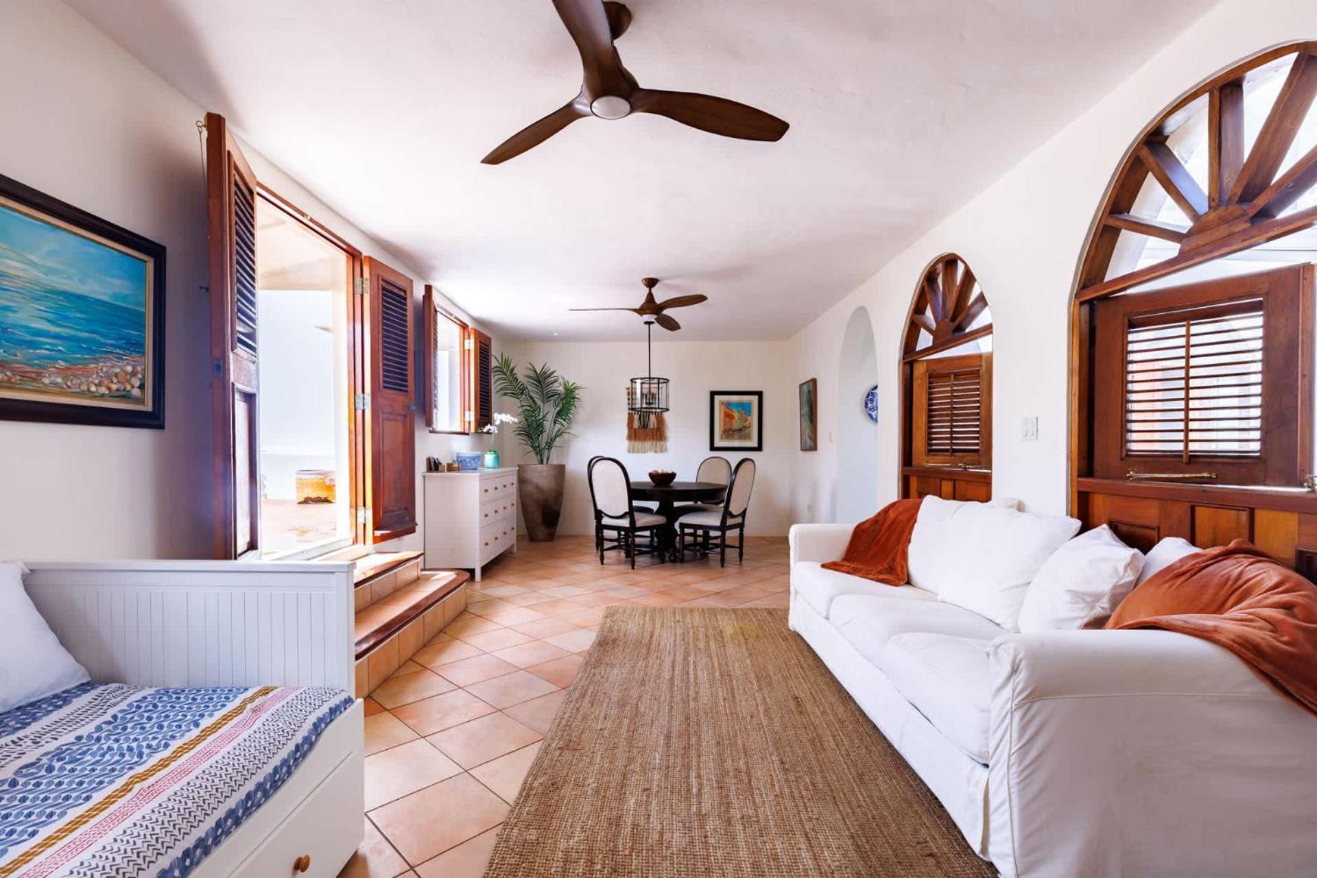 Old Kings Castle Penthouse Retreat - Family Friendly Apartment
