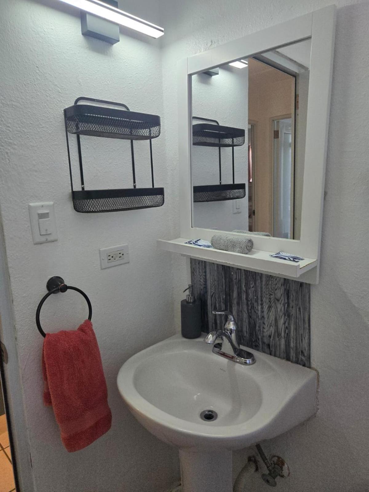 Airport Retreat With A Pool Apartamento San Juan