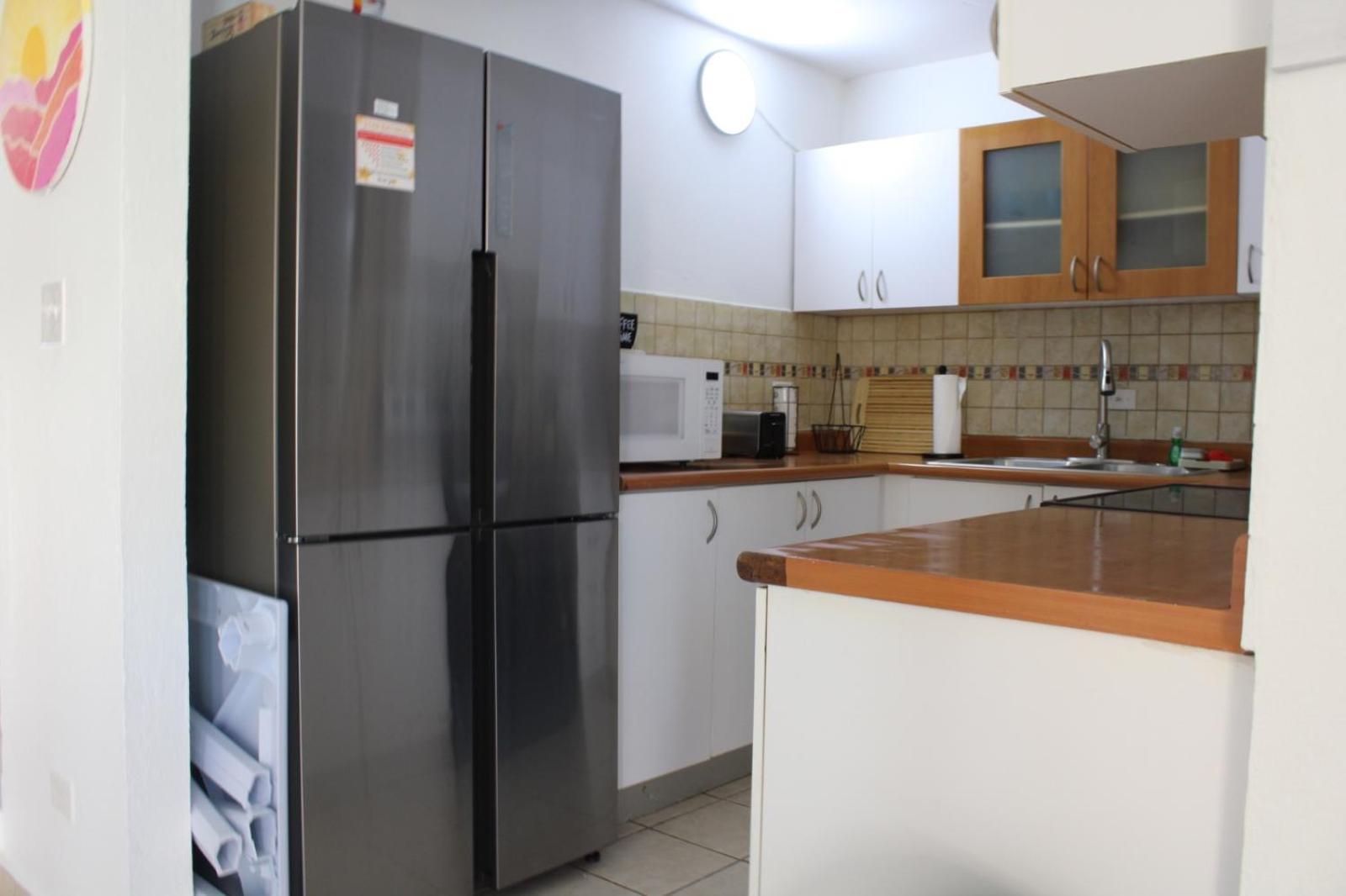Apartamento Airport Retreat With A Pool *