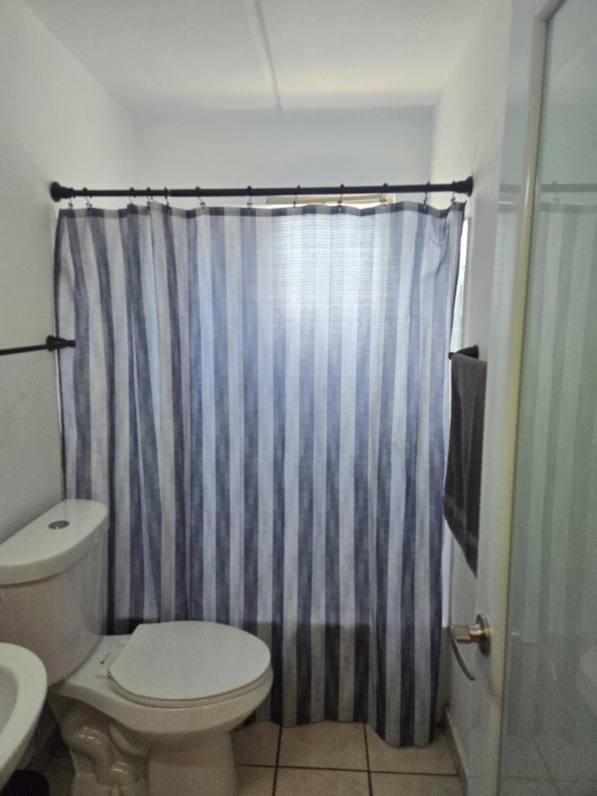 Airport Retreat With A Pool Apartamento