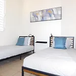 Apartment Close To Beach & Private Parking