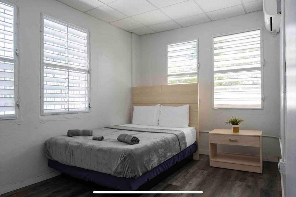 Сasa de vacaciones 18 Bedrooms 32 Guest La Placita De Santurce By Rentalspr *