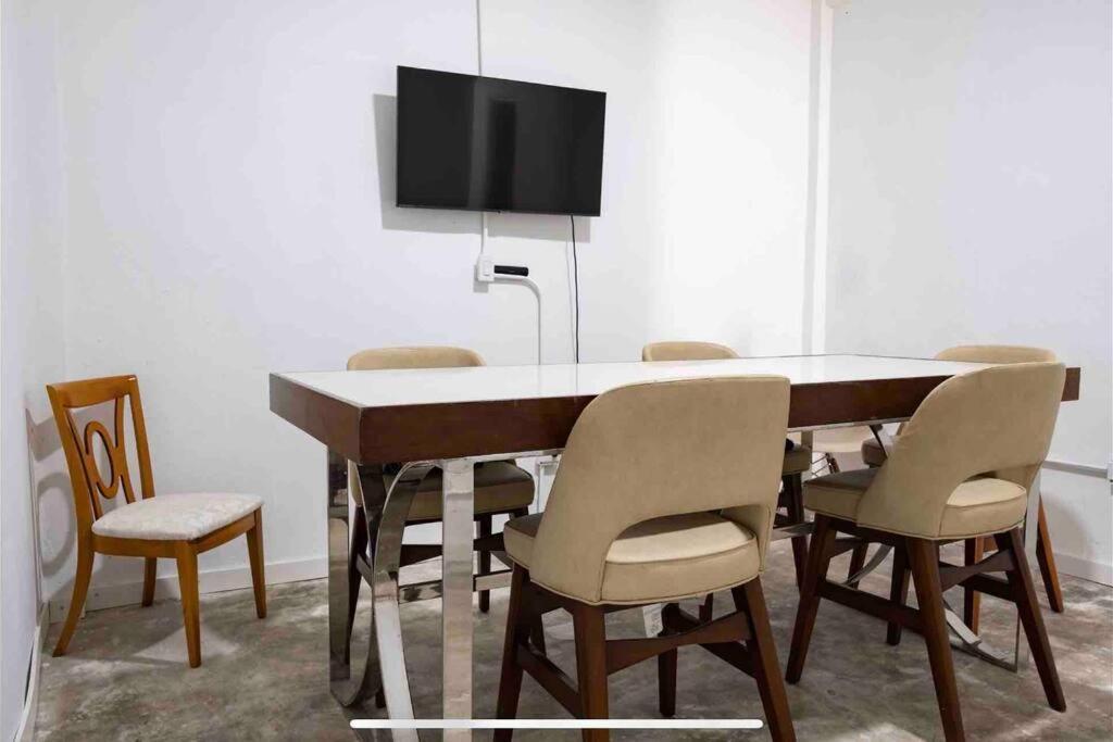 Сasa de vacaciones 18 Bedrooms 32 Guest La Placita De Santurce By Rentalspr