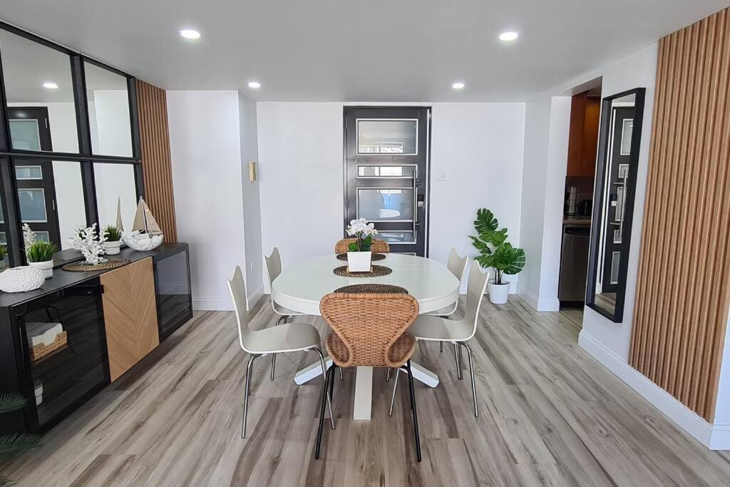Apartment Lagoon-front Escape Steps Away From The Beach! *