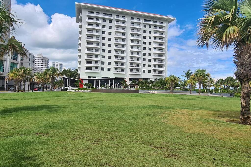 Apartment Lagoon-front Escape Steps Away From The Beach! San Juan