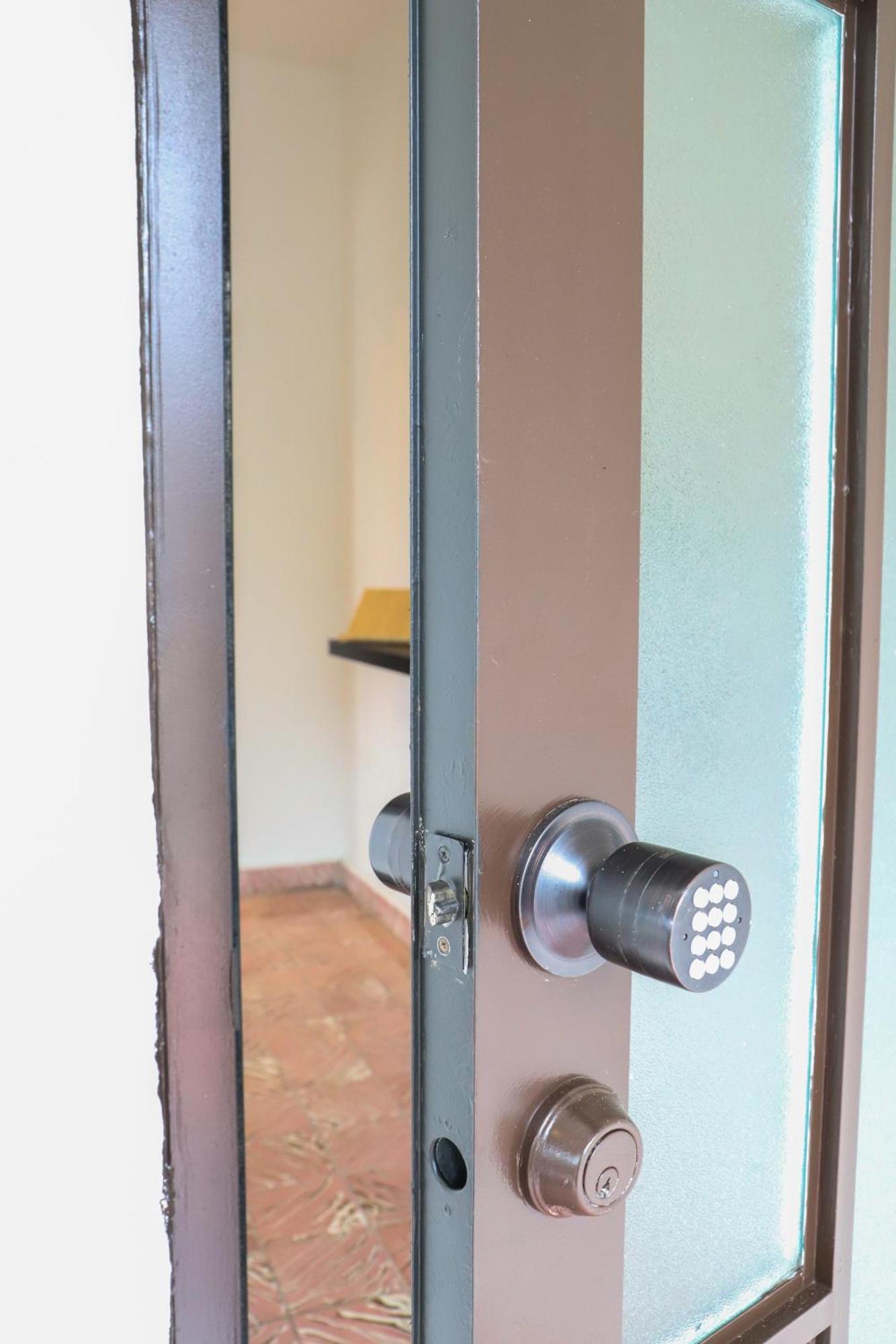 Private In Duplex 4 Bath Fq Beds 1-3ppl Habitación en casa particular San Juan