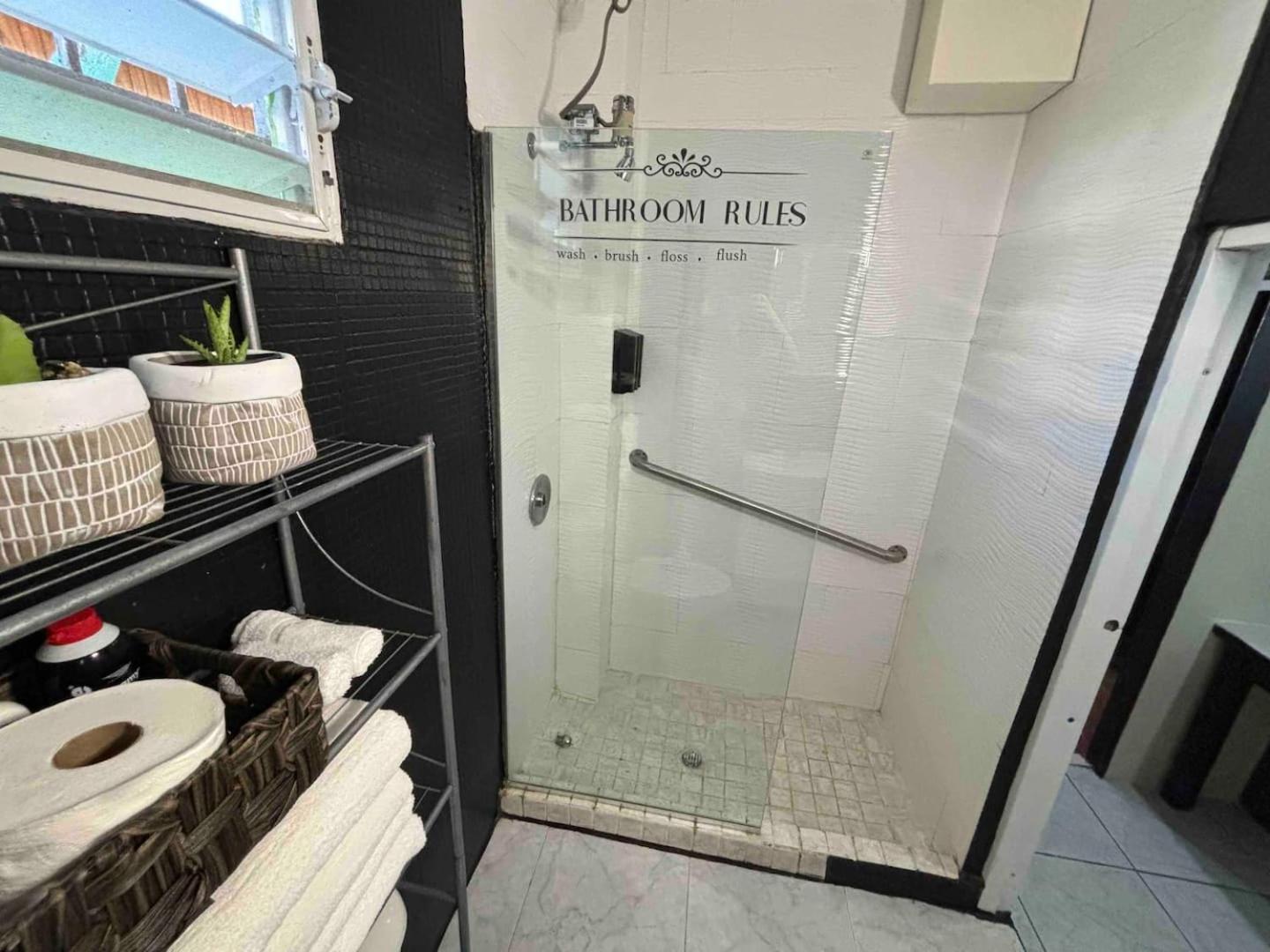 Сasa de vacaciones Salo-casa 4 Bdrm House By Here Pr