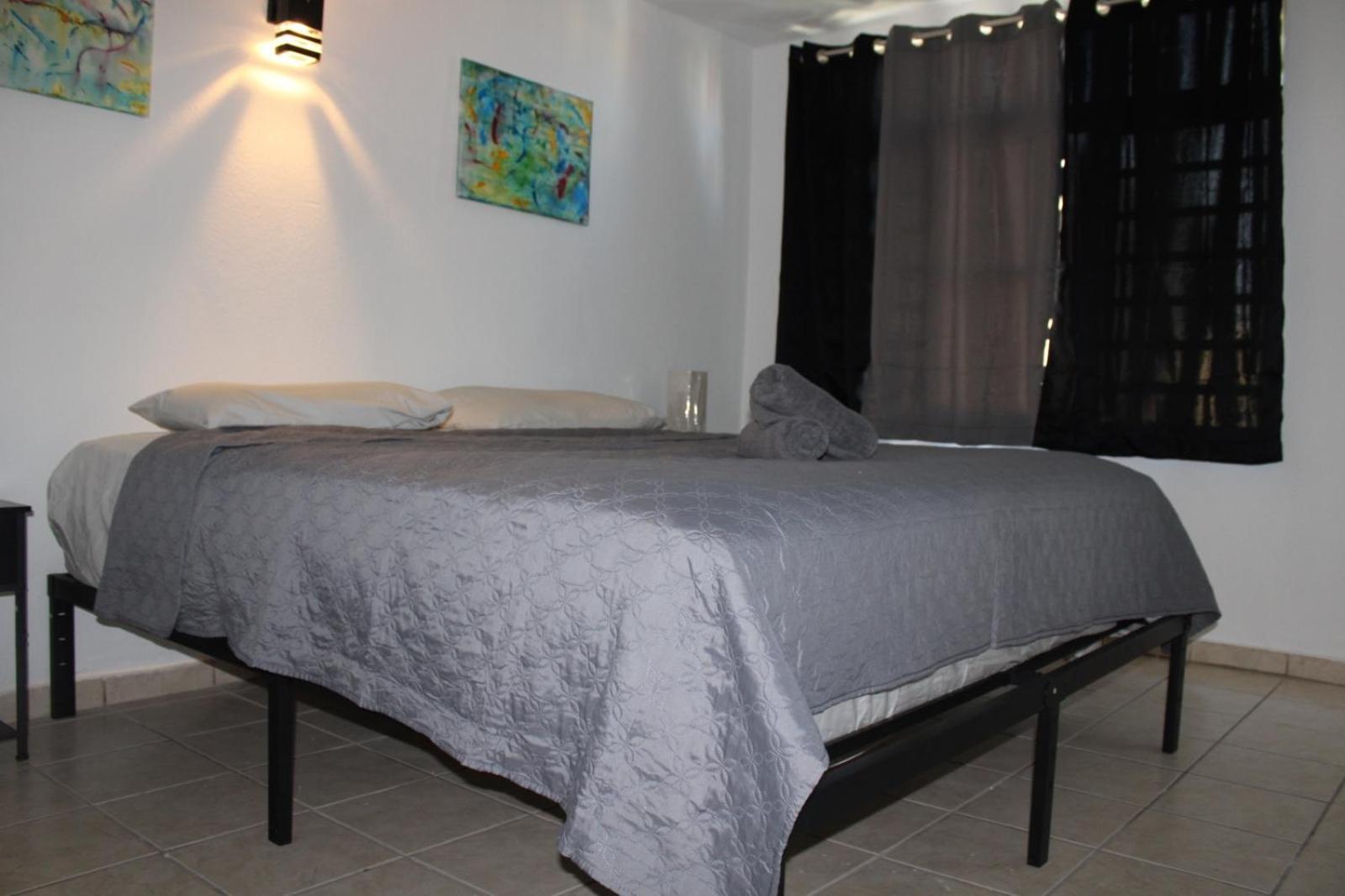 Airport Retreat With A Pool Apartamento