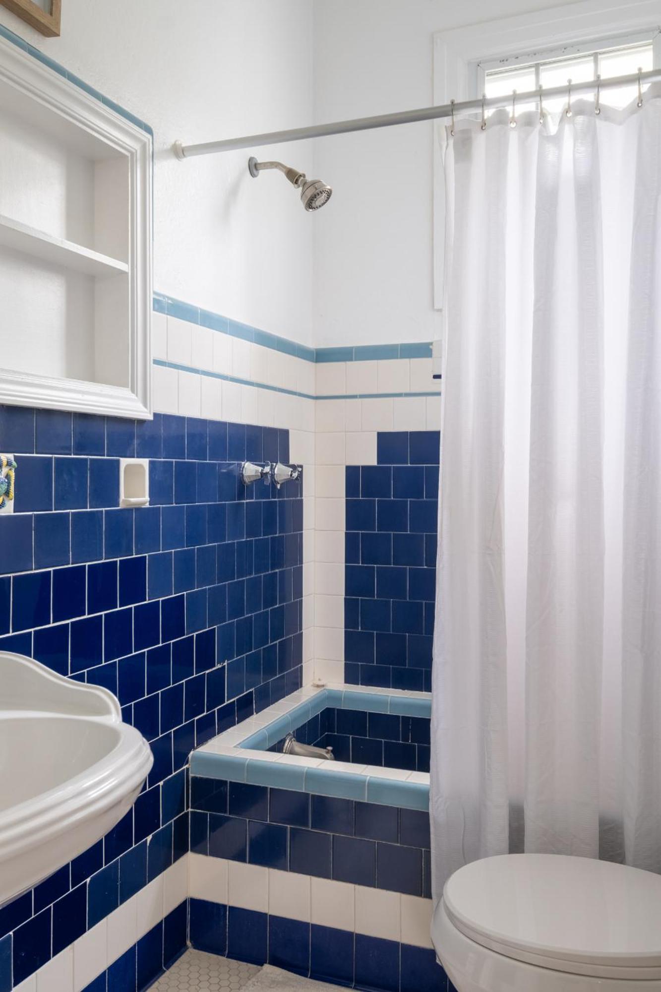 Spacious & Bright 2bd Apt, Steps To Sand! - 18 Down Apartment *