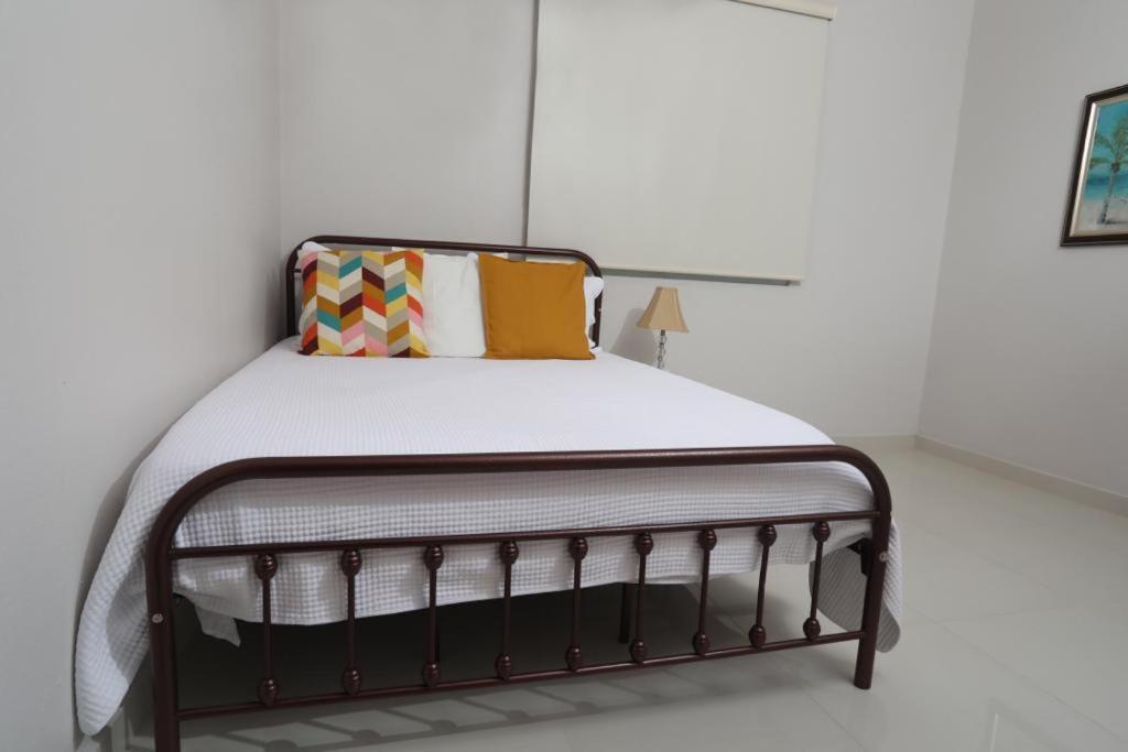 101- Renovated Gem Near The With Free Parking Apartamento