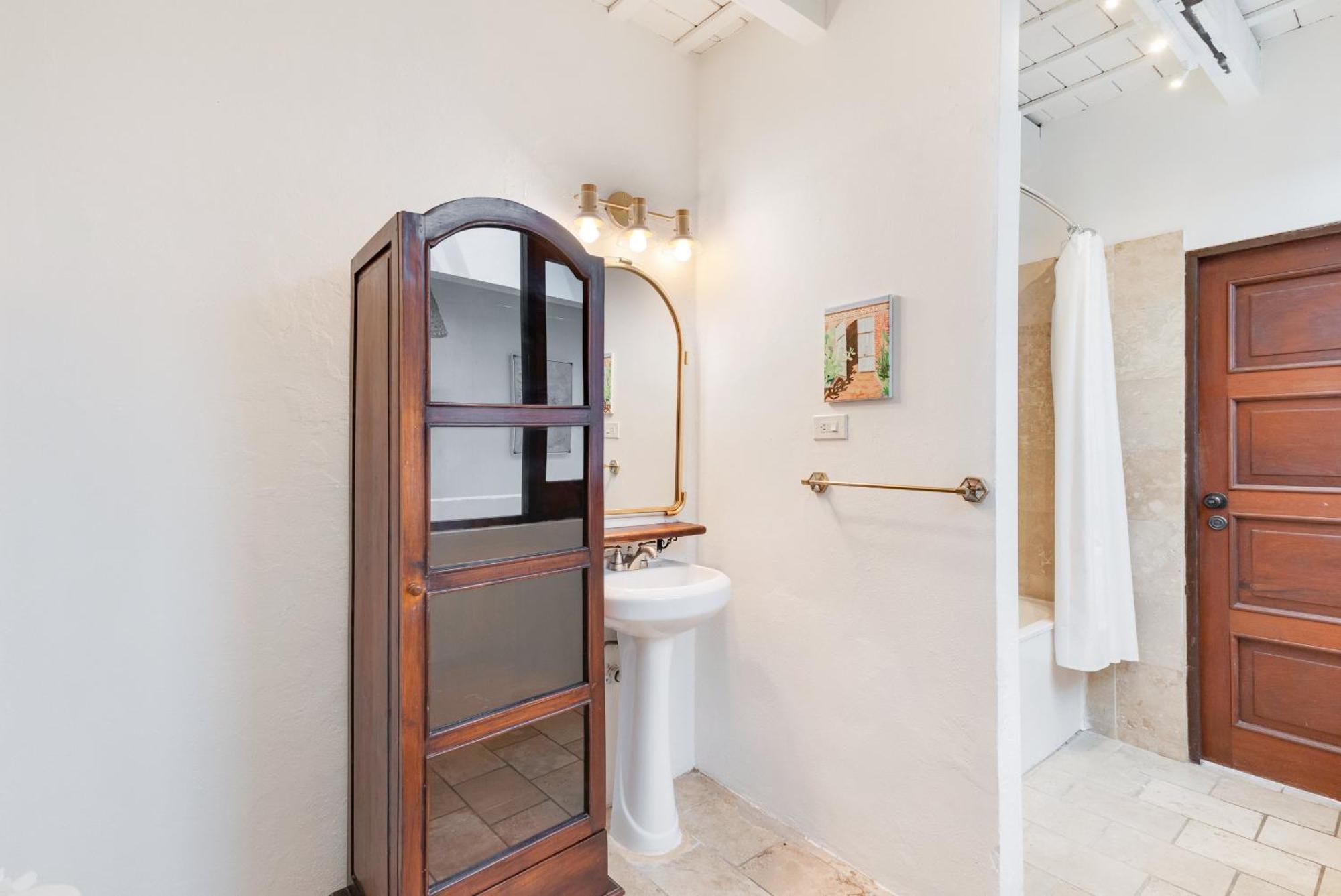 Сasa de vacaciones Spacious Colonial Gem With Artistic Flair Old