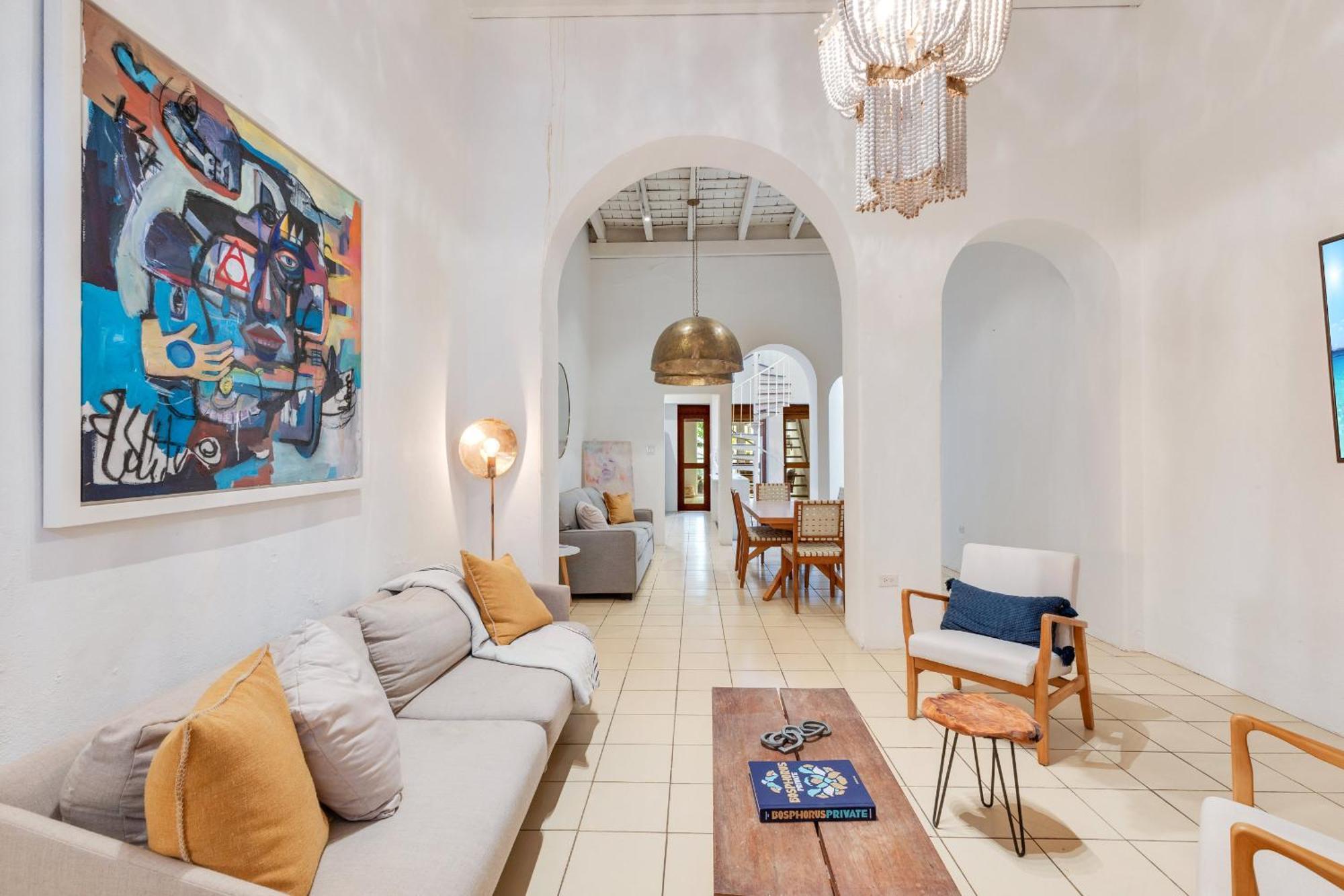 Сasa de vacaciones Spacious Colonial Gem With Artistic Flair Old