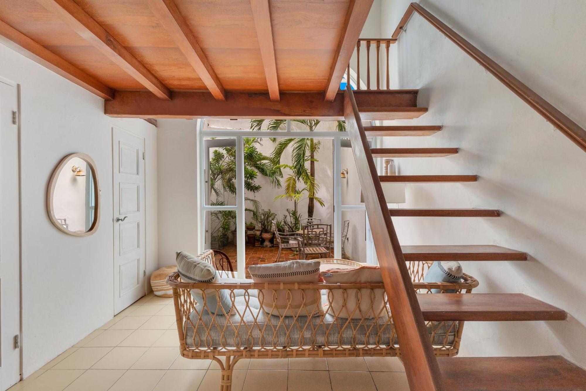Spacious Colonial Gem With Artistic Flair Old Сasa de vacaciones *