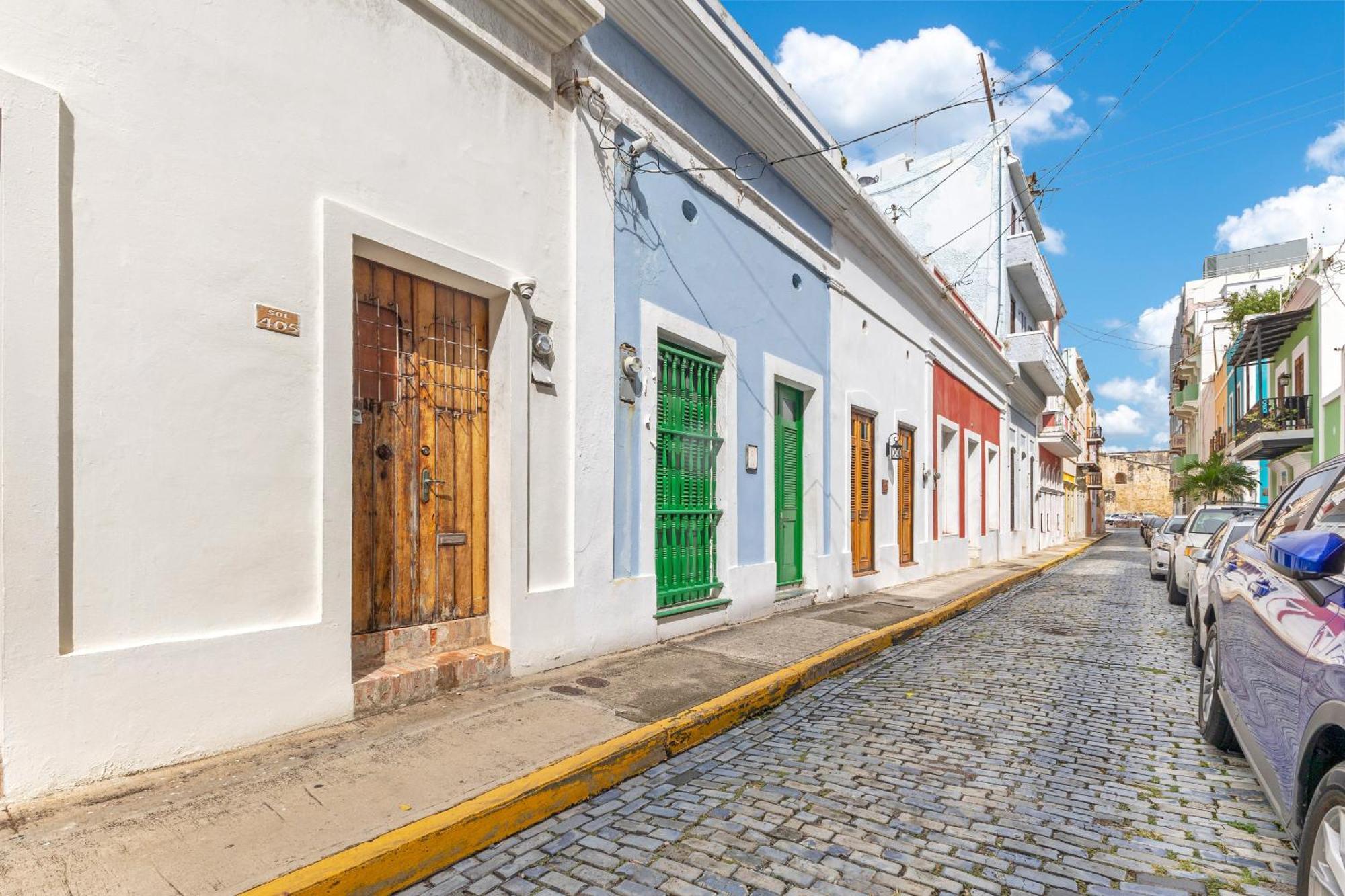 Сasa de vacaciones Spacious Colonial Gem With Artistic Flair Old