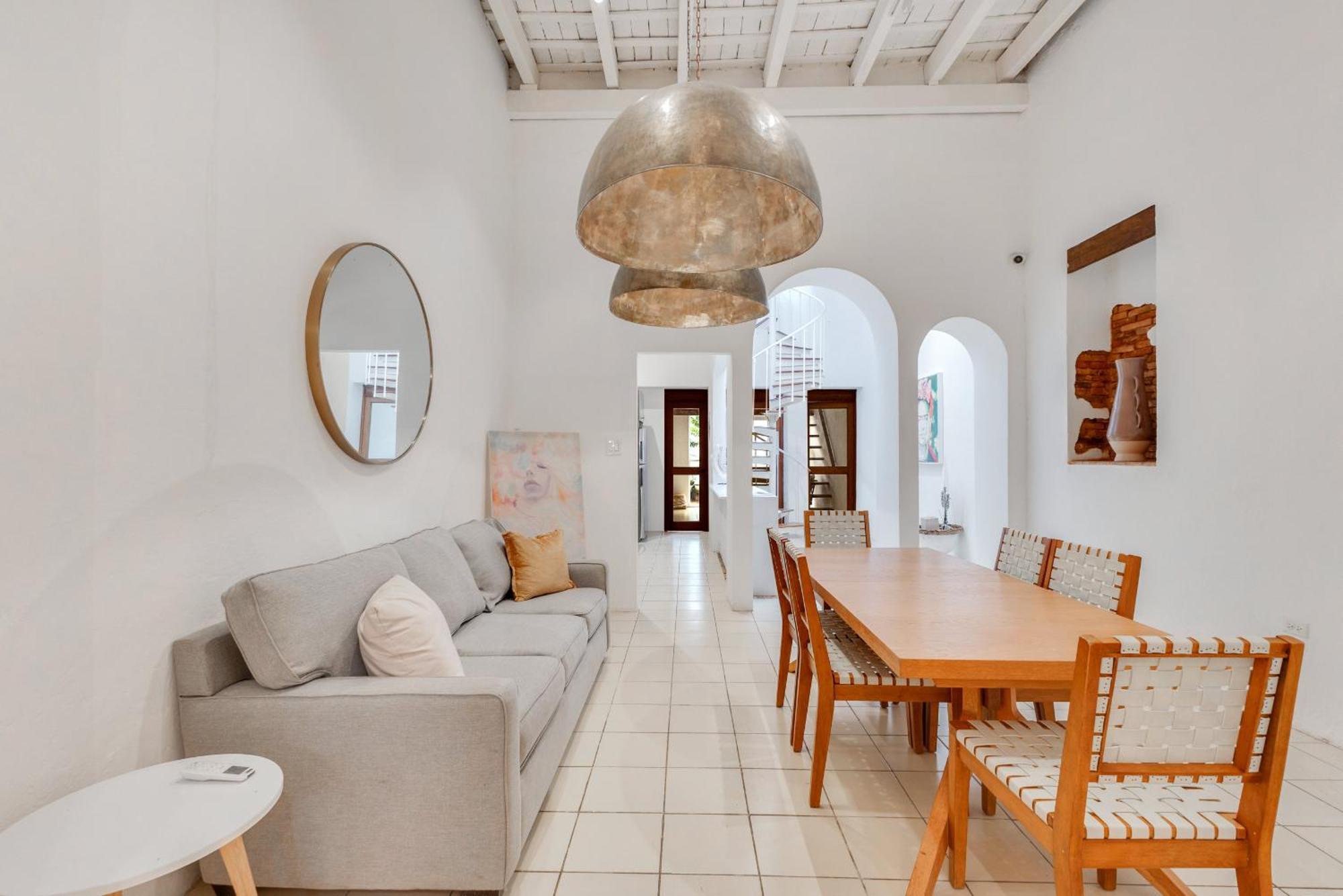 Spacious Colonial Gem With Artistic Flair Old Сasa de vacaciones *