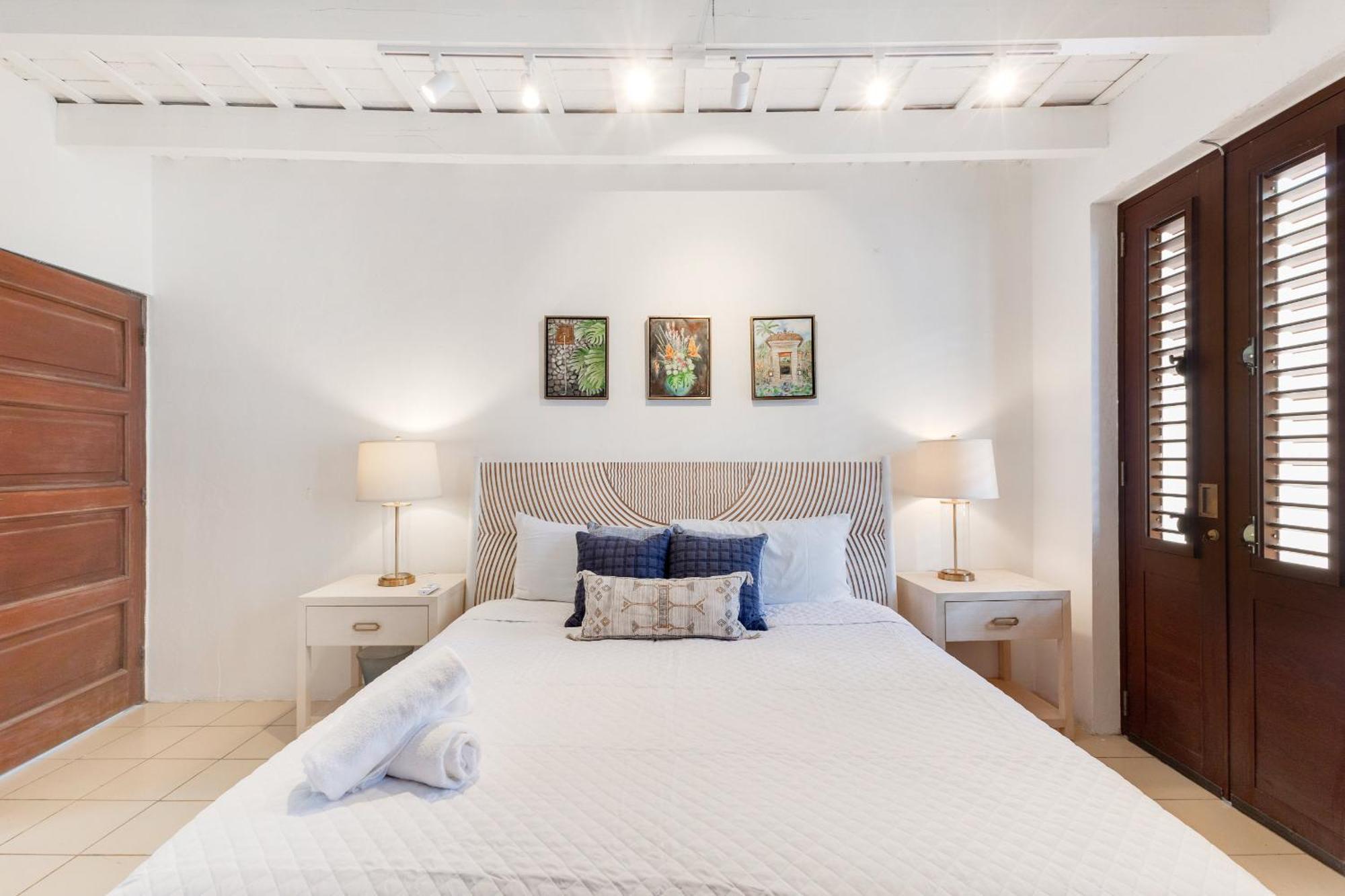 Spacious Colonial Gem With Artistic Flair Old Сasa de vacaciones