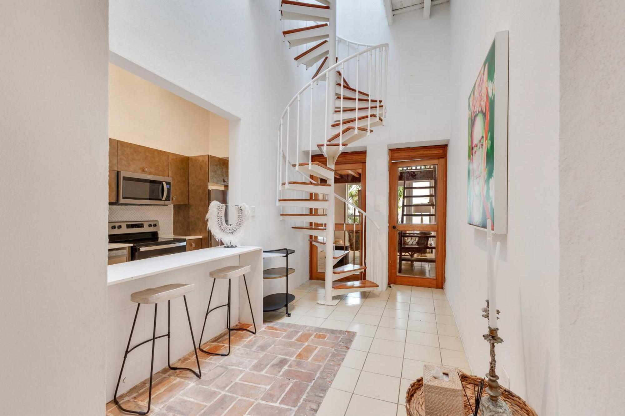 Сasa de vacaciones Spacious Colonial Gem With Artistic Flair Old
