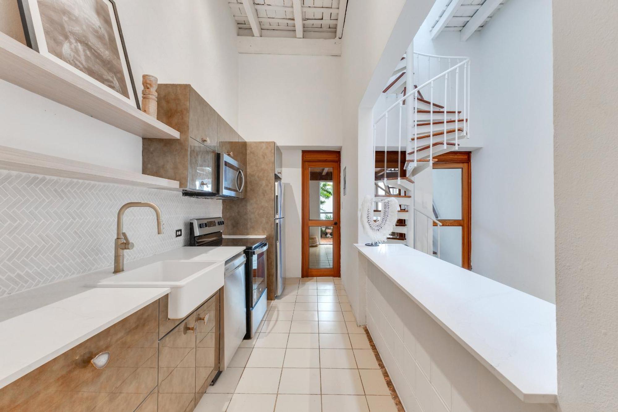 Spacious Colonial Gem With Artistic Flair Old Сasa de vacaciones *