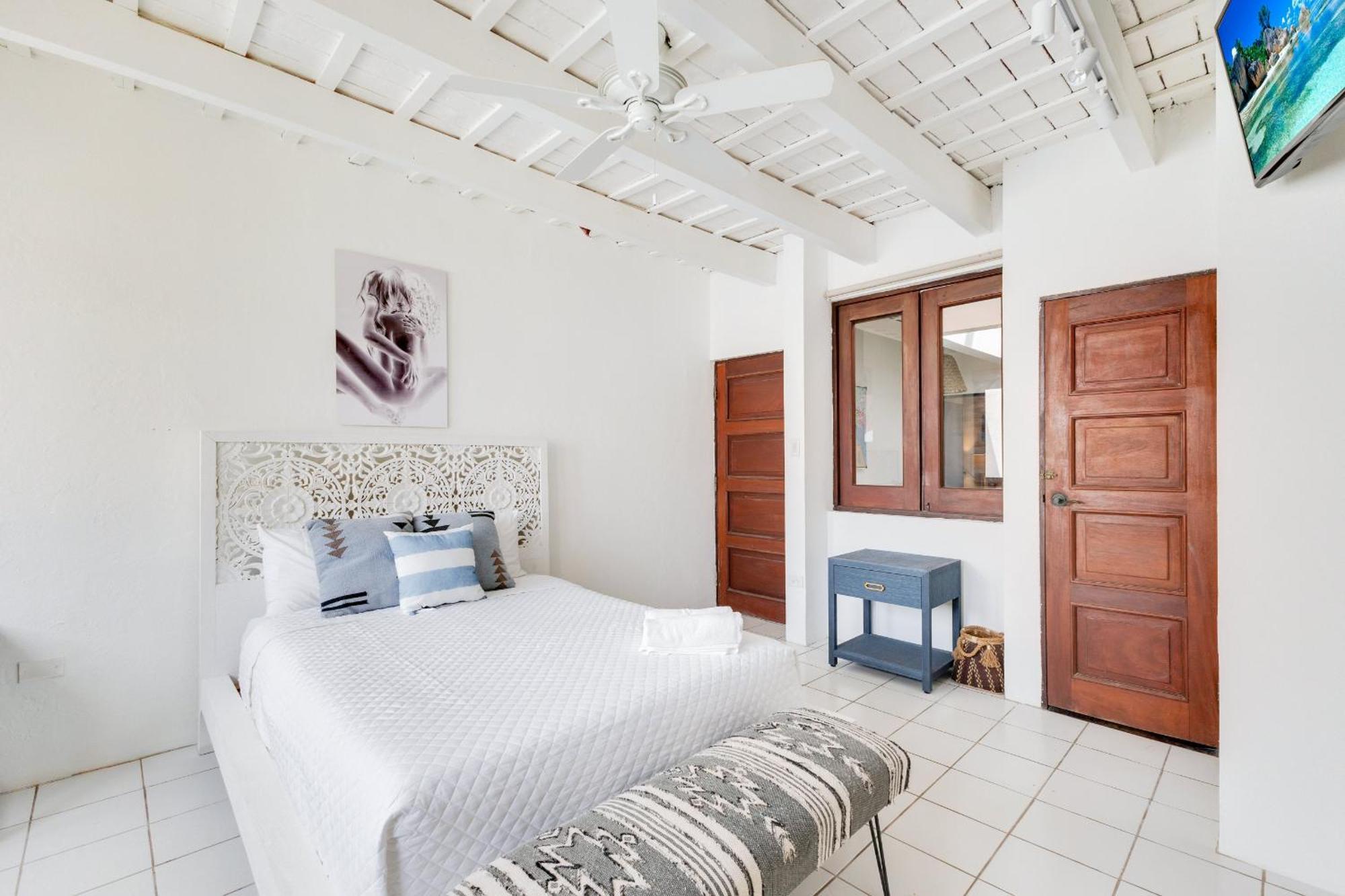 Spacious Colonial Gem With Artistic Flair Old Сasa de vacaciones San Juan