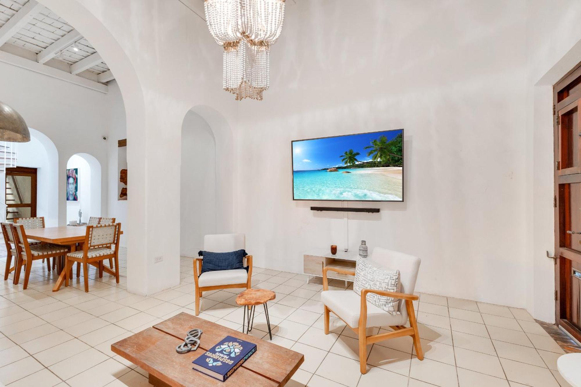 Spacious Colonial Gem With Artistic Flair Old Сasa de vacaciones