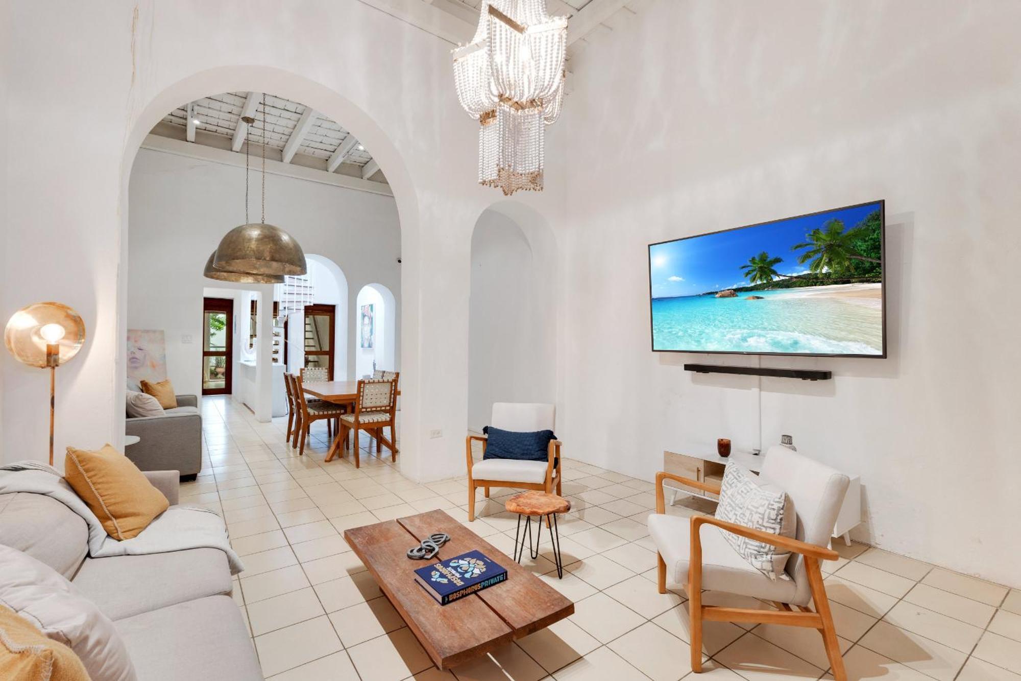 Spacious Colonial Gem With Artistic Flair Old Сasa de vacaciones *