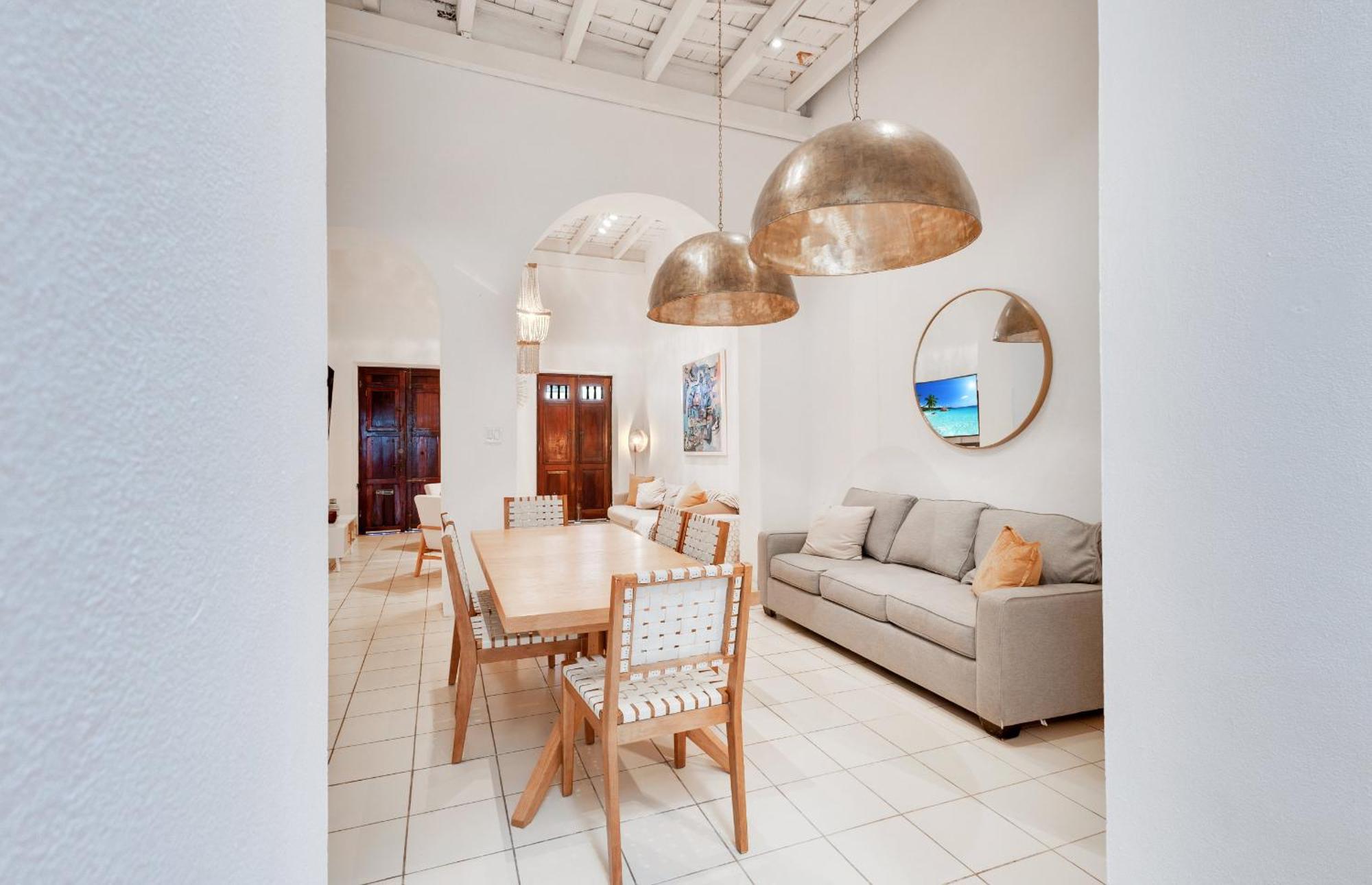 Сasa de vacaciones Spacious Colonial Gem With Artistic Flair Old