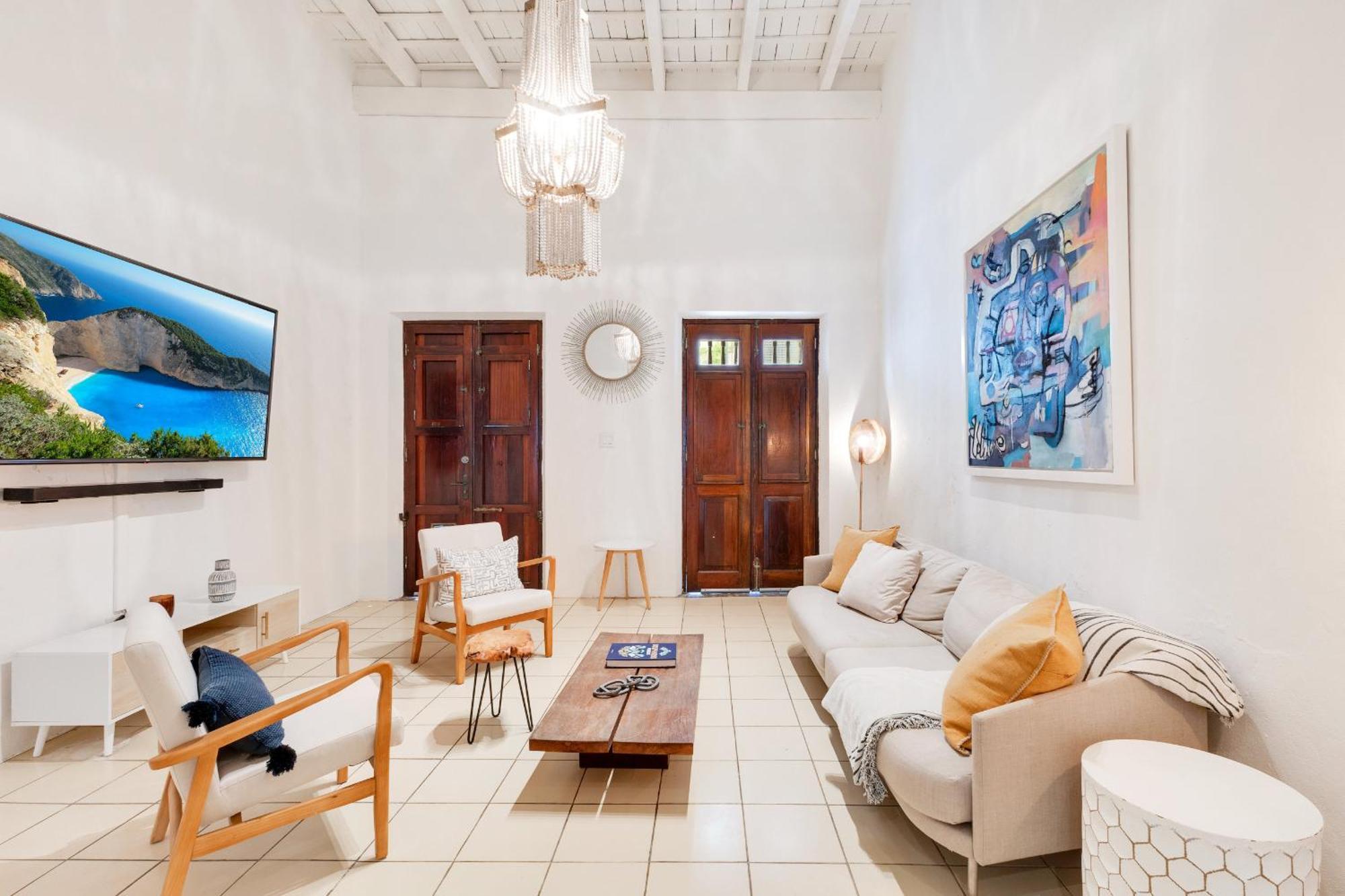 Spacious Colonial Gem With Artistic Flair Old Сasa de vacaciones *