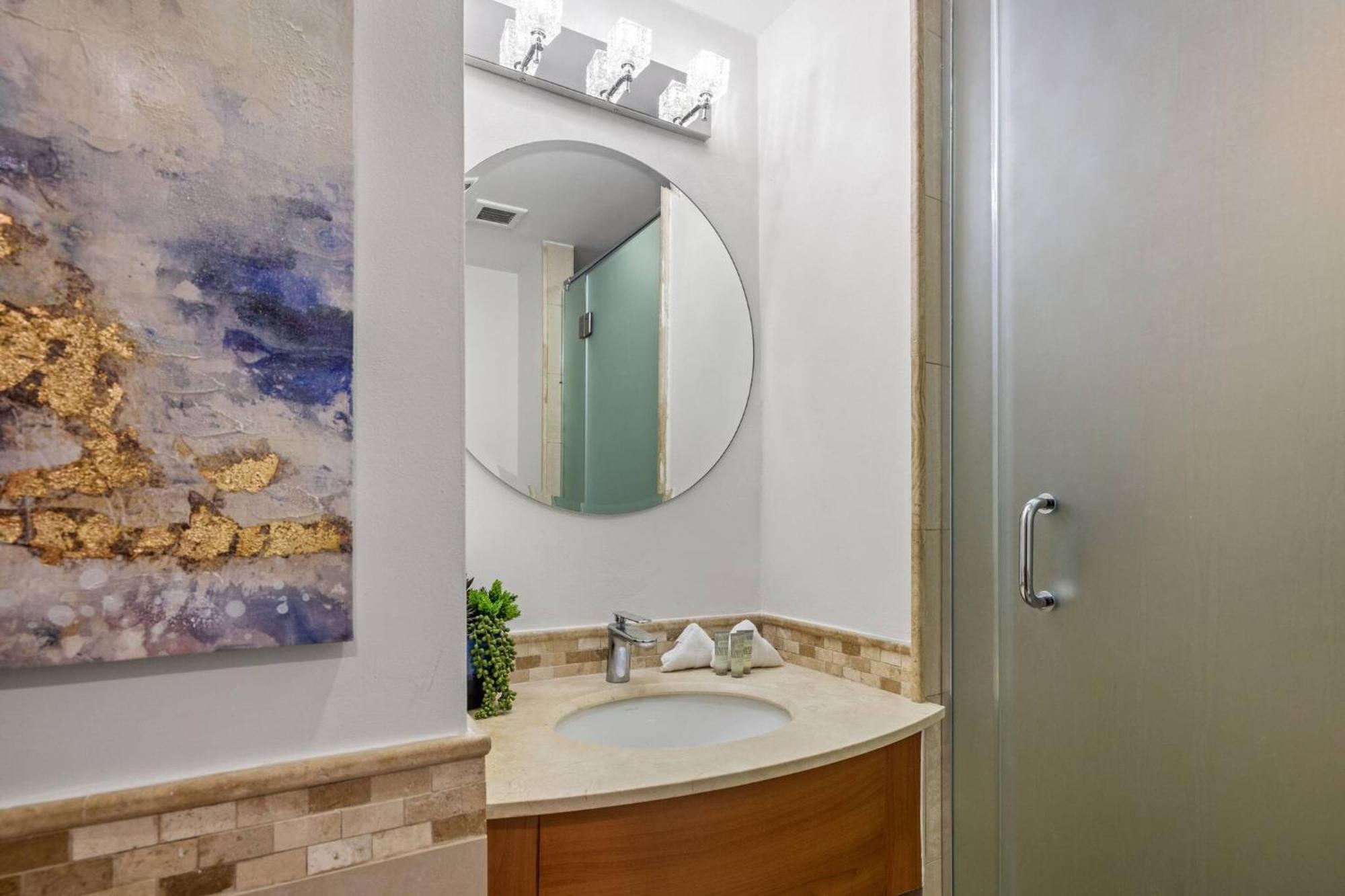 Sunrise View | Balcony & Pool Access Apartment *