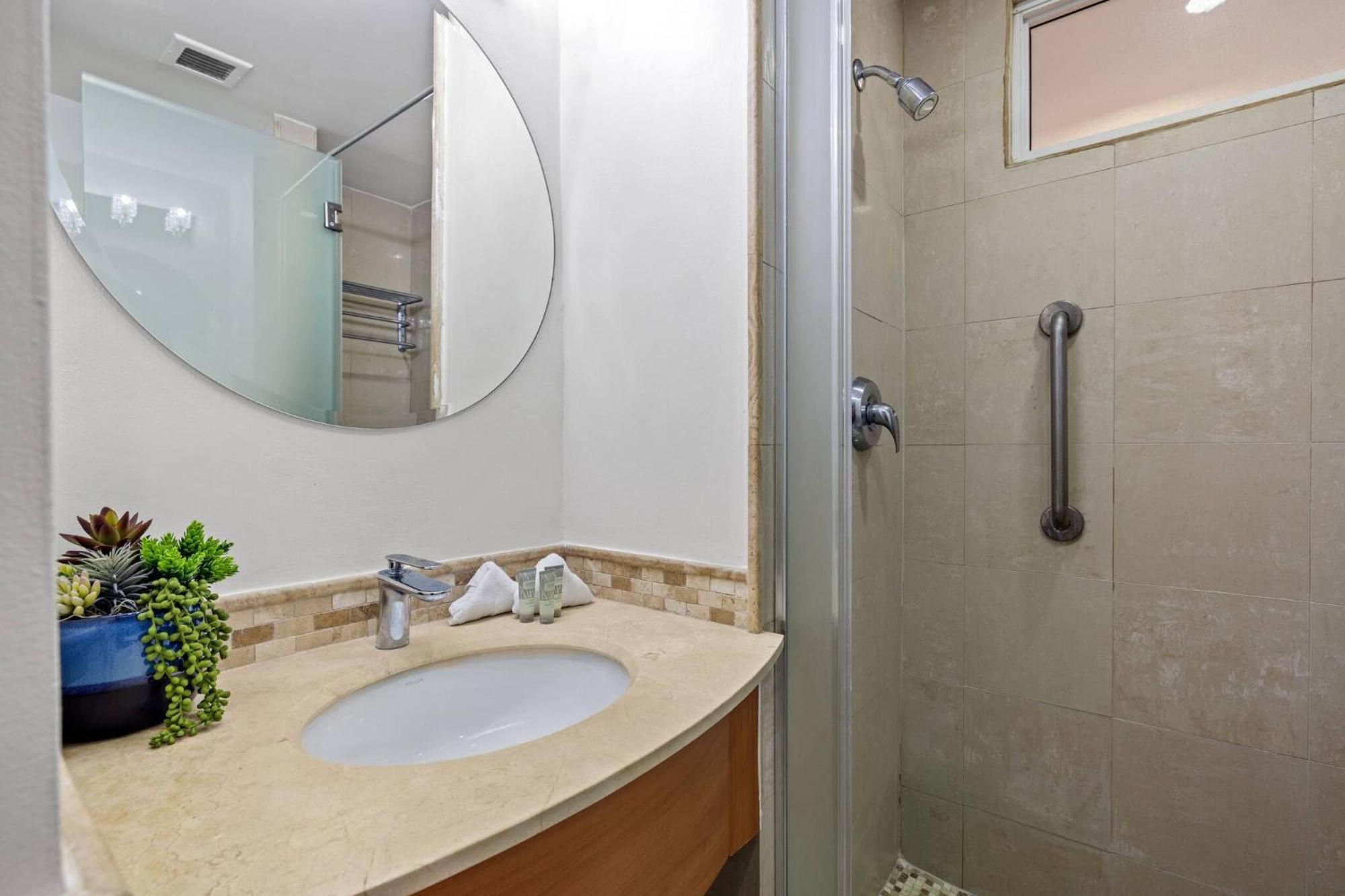 Sunrise View | Balcony & Pool Access Apartment *