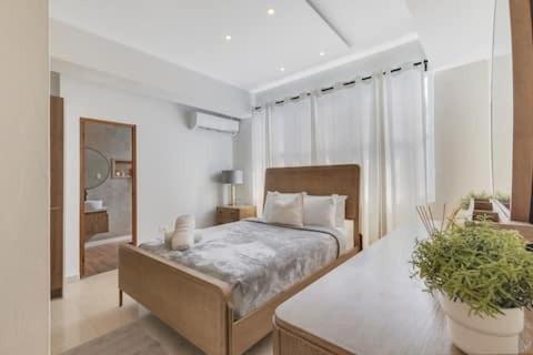 Amazing Group Near Beach, Nightlife For 18 *