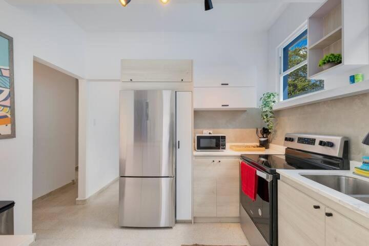Amazing Group Near Beach, Nightlife For 18 *