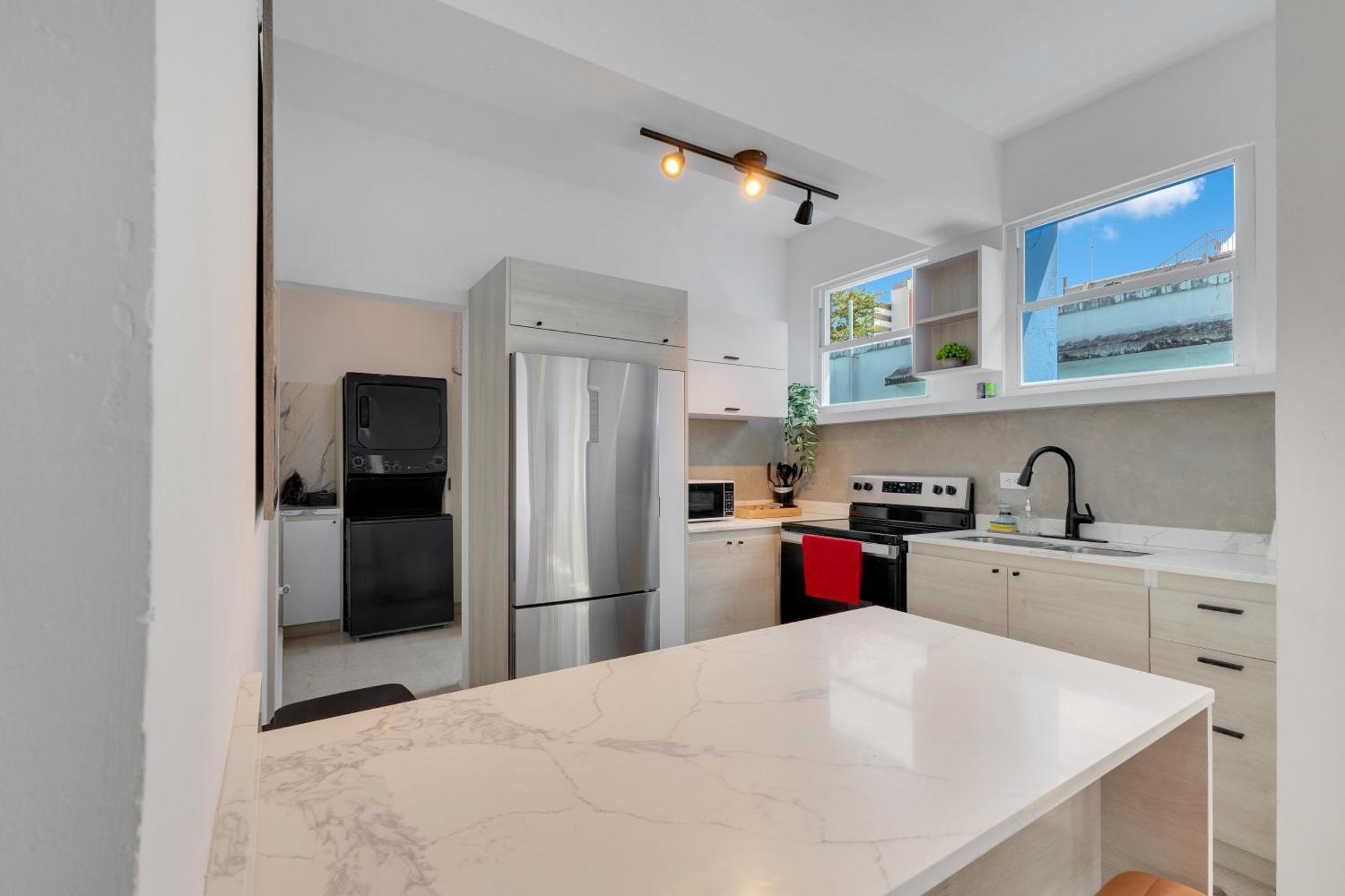 Amazing Group Near Beach, Nightlife For 18 *