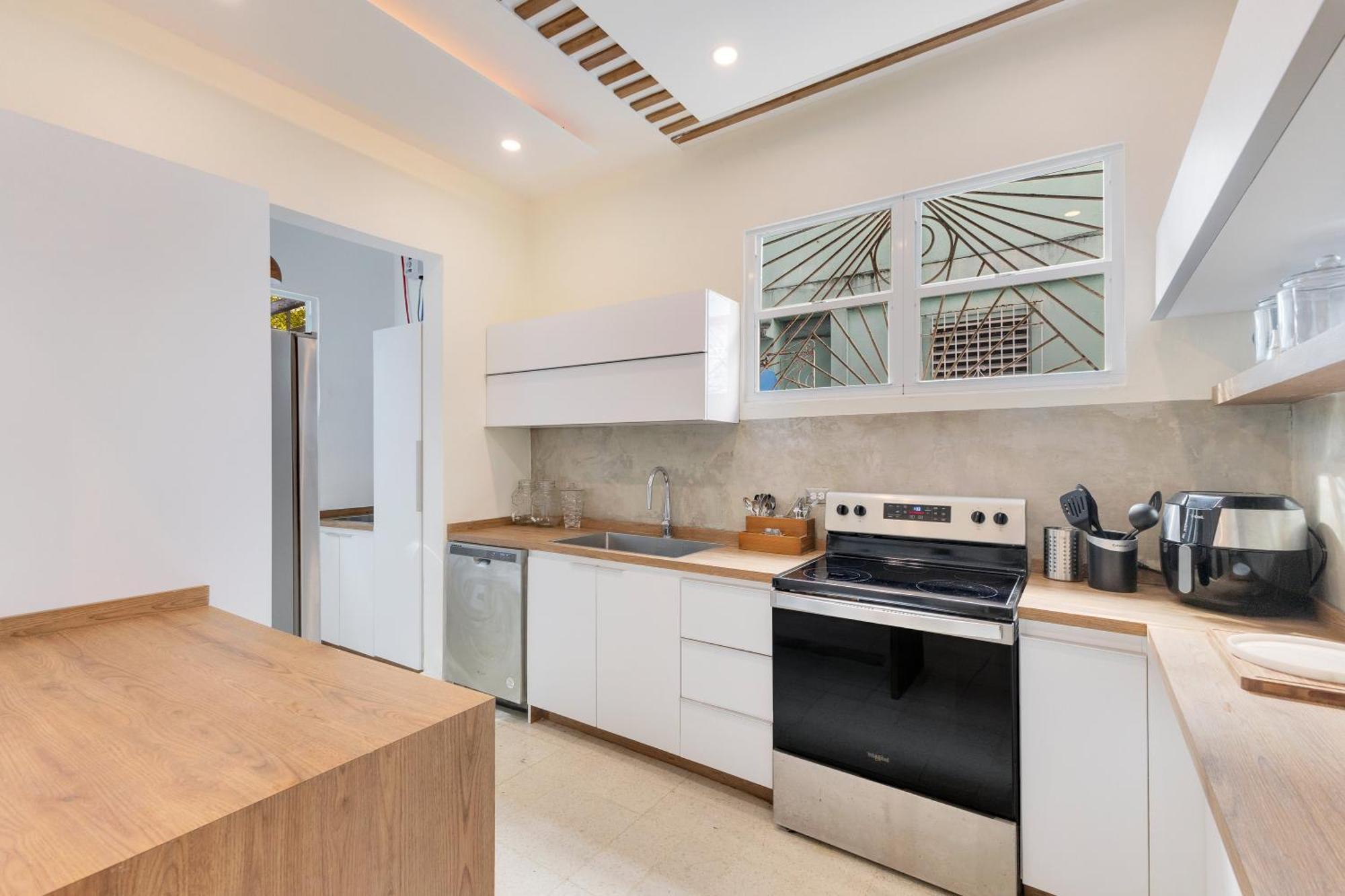 Amazing Group Near Beach, Nightlife For 18 *