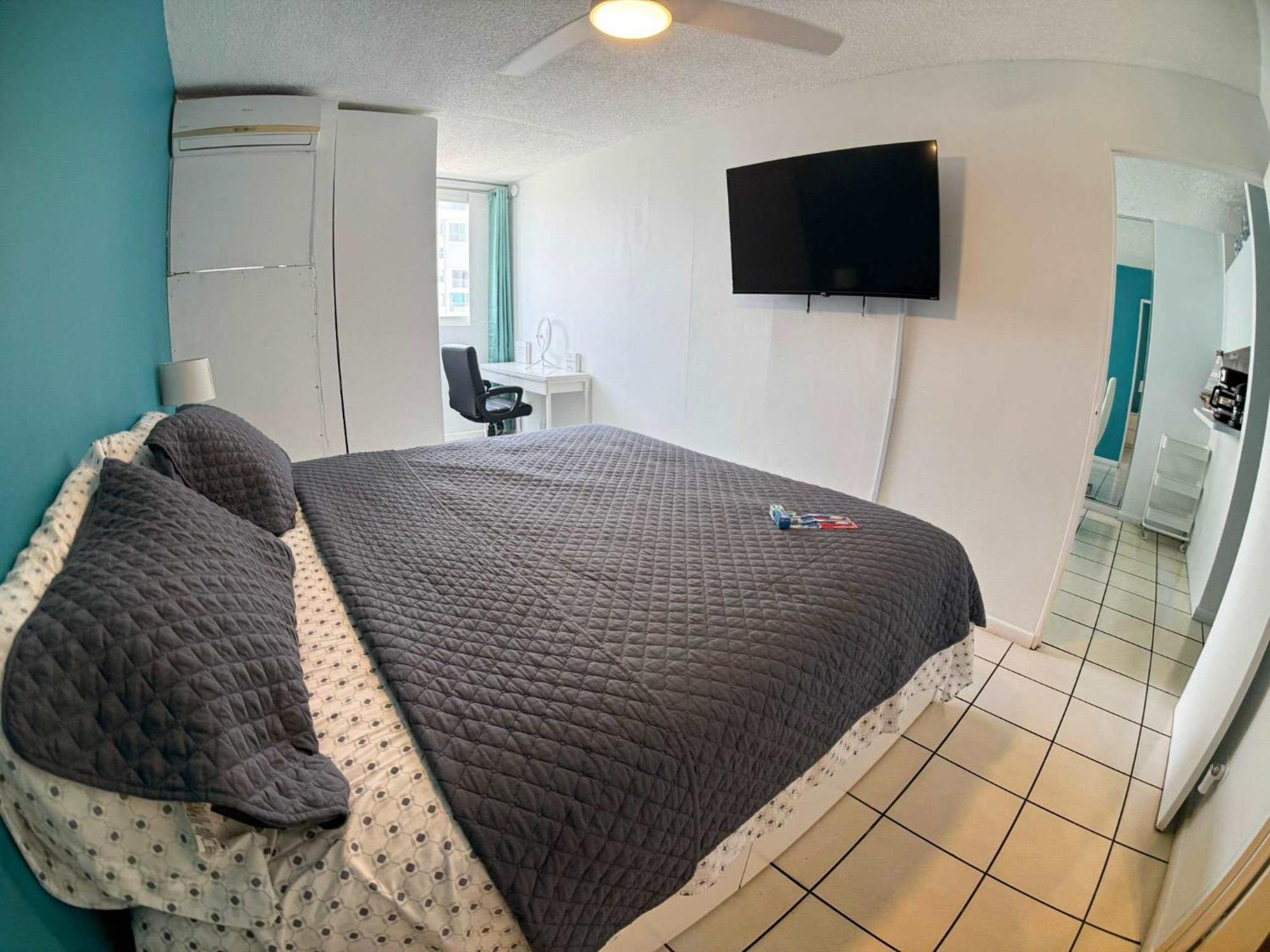 Condado Apt- Private Beach, Pool, & Family Ready!