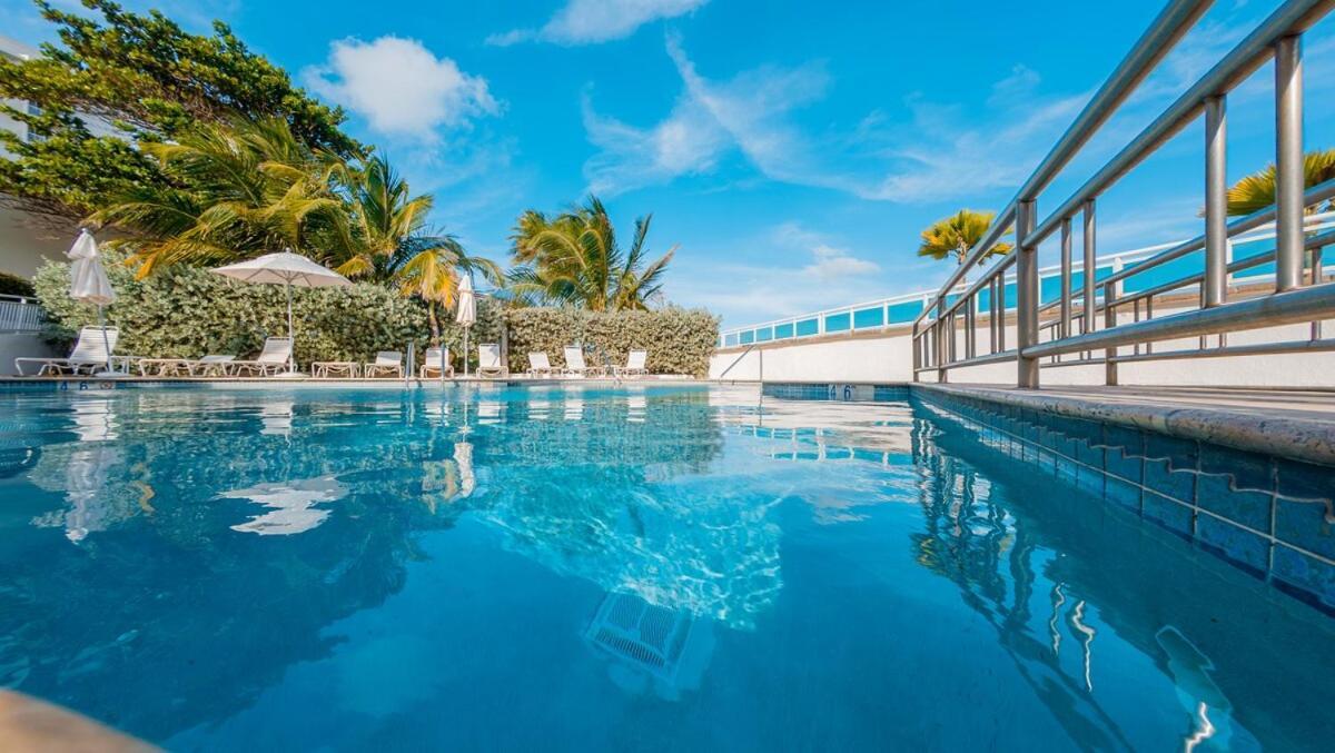 Water Side King Bed With Pool Apartment San Juan