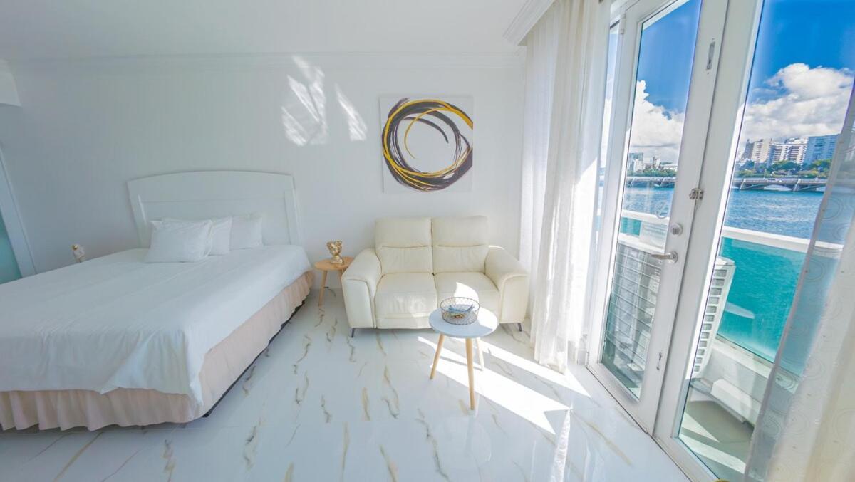 Water Side King Bed With Pool * San Juan