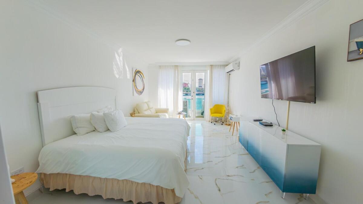 Water Side King Bed With Pool Apartment San Juan