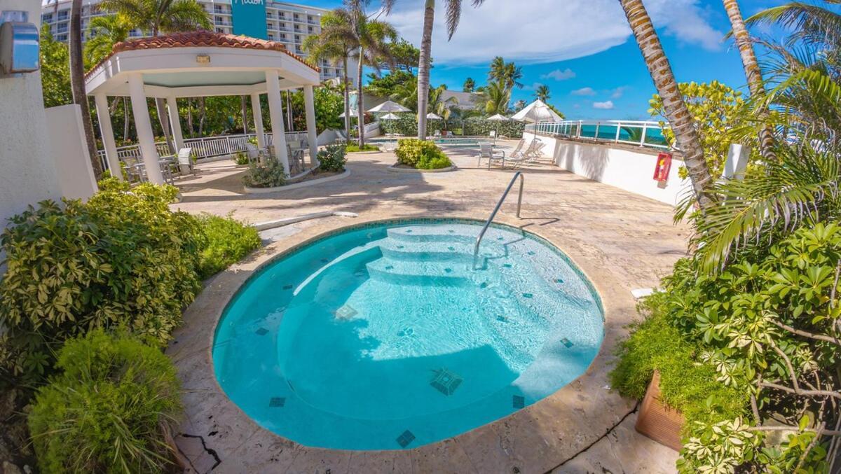 Water Side King Bed With Pool *