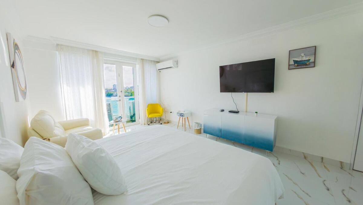 Water Side King Bed With Pool Apartment San Juan