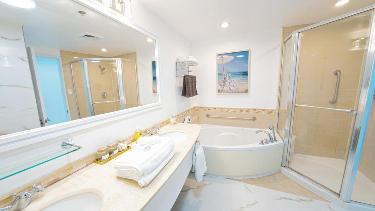 Water Side King Bed With Pool San Juan